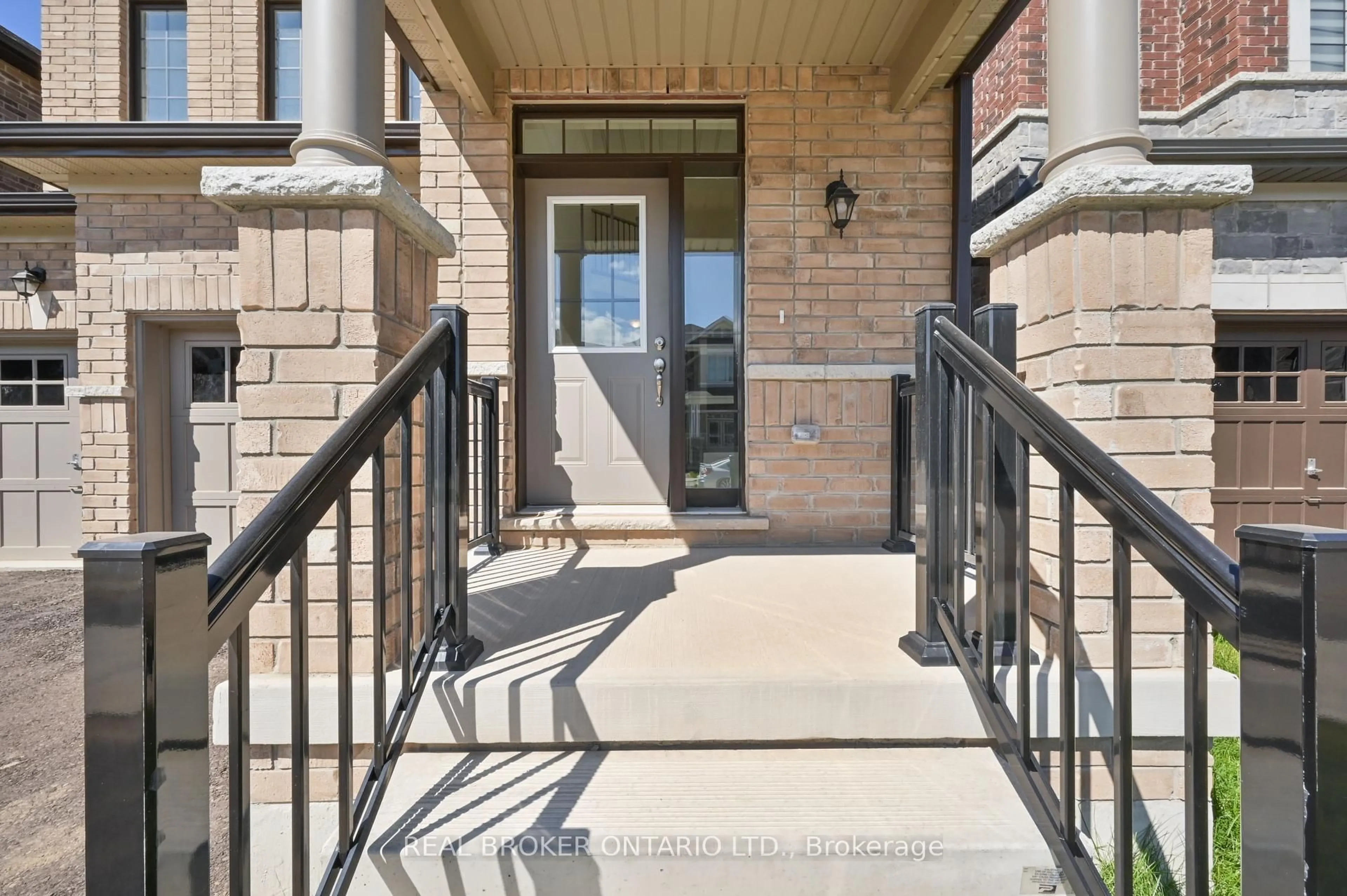 Indoor entryway for 1555 Severn Dr, Milton Ontario L9E 1X9