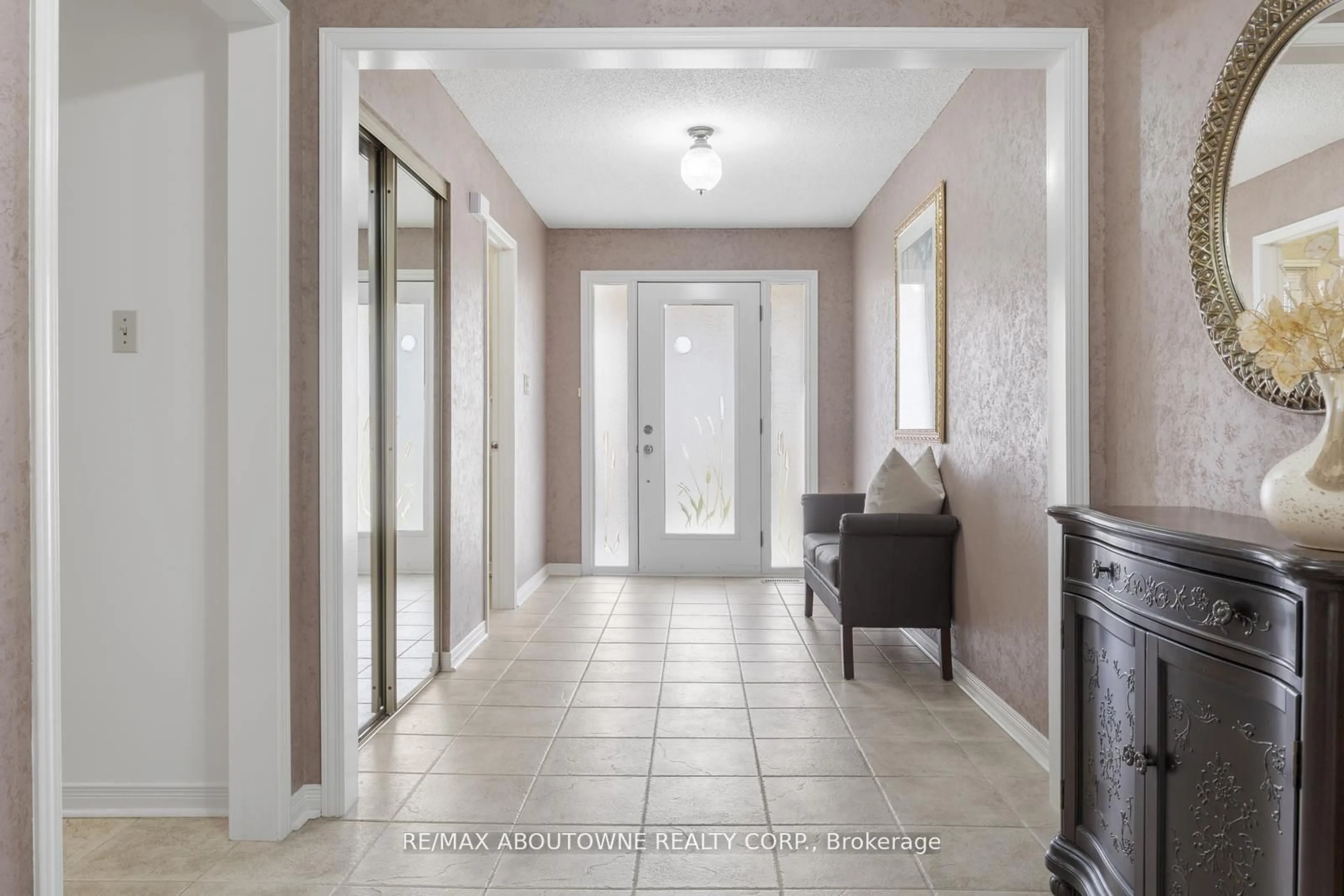 Indoor entryway for 4043 Trapper Cres, Mississauga Ontario L5L 3A7