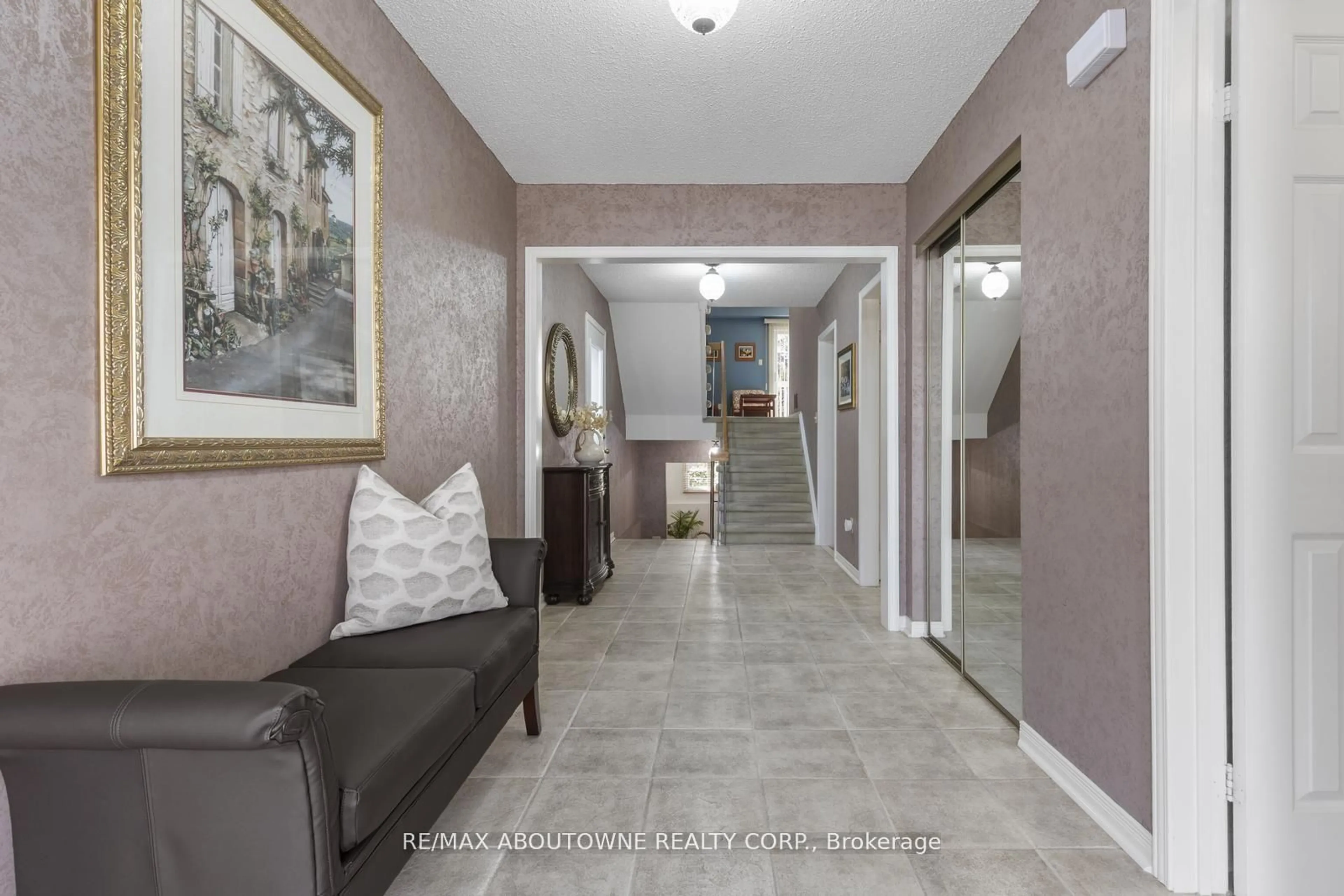 Indoor foyer for 4043 Trapper Cres, Mississauga Ontario L5L 3A7