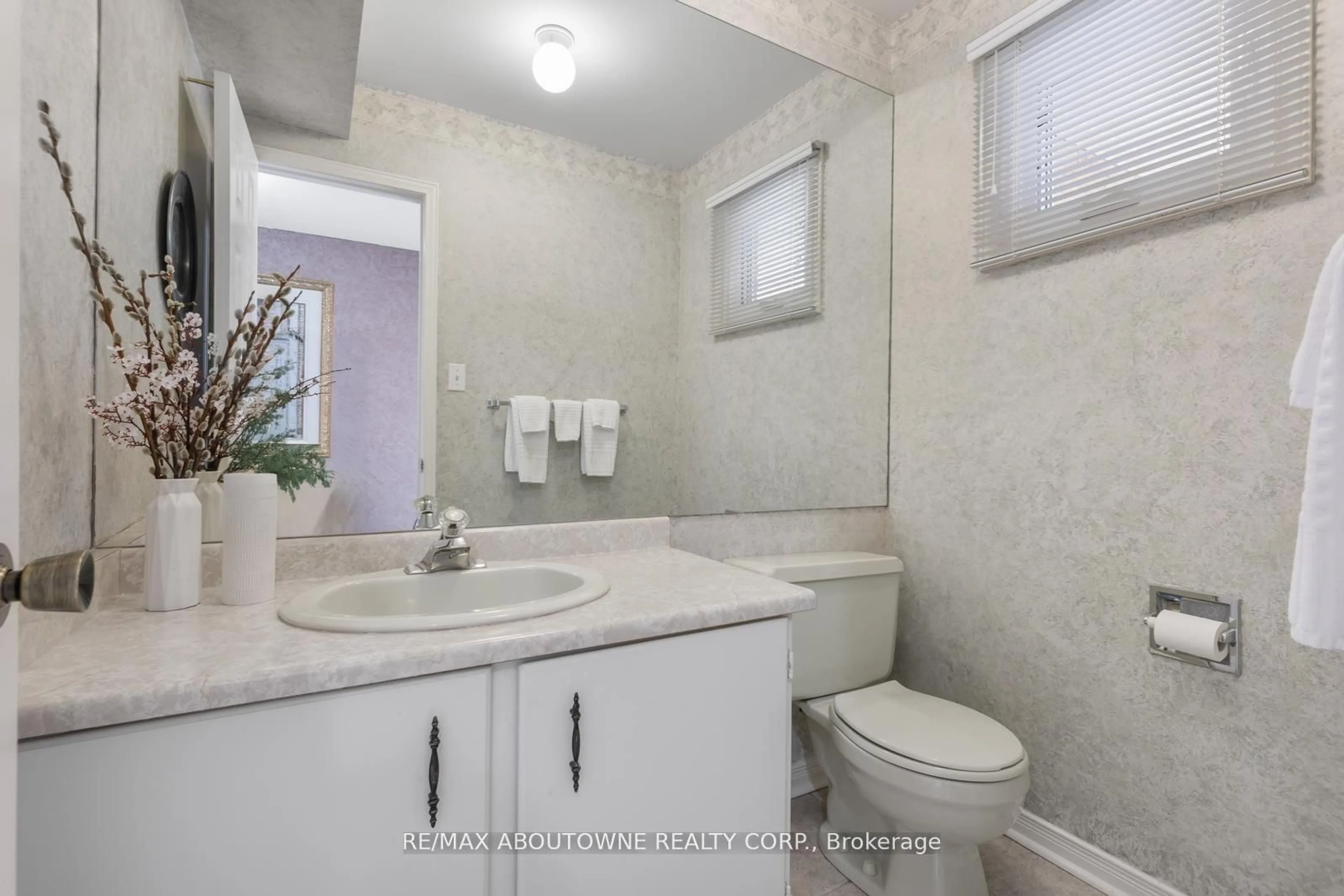 Standard bathroom, ceramic/tile floor for 4043 Trapper Cres, Mississauga Ontario L5L 3A7