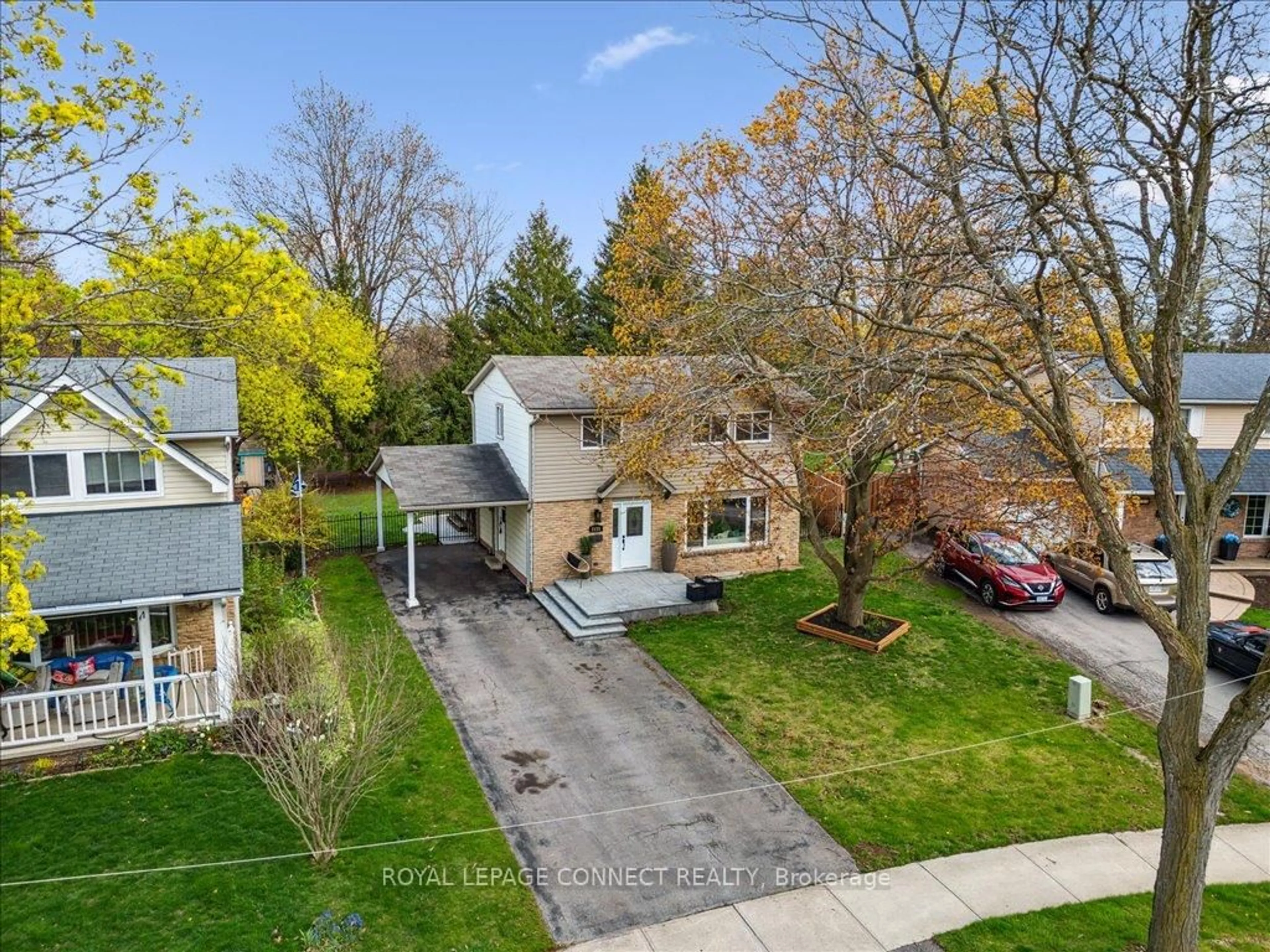 A pic from outside/outdoor area/front of a property/back of a property/a pic from drone, street for 2231 Ingersoll Dr, Burlington Ontario L7P 3L1