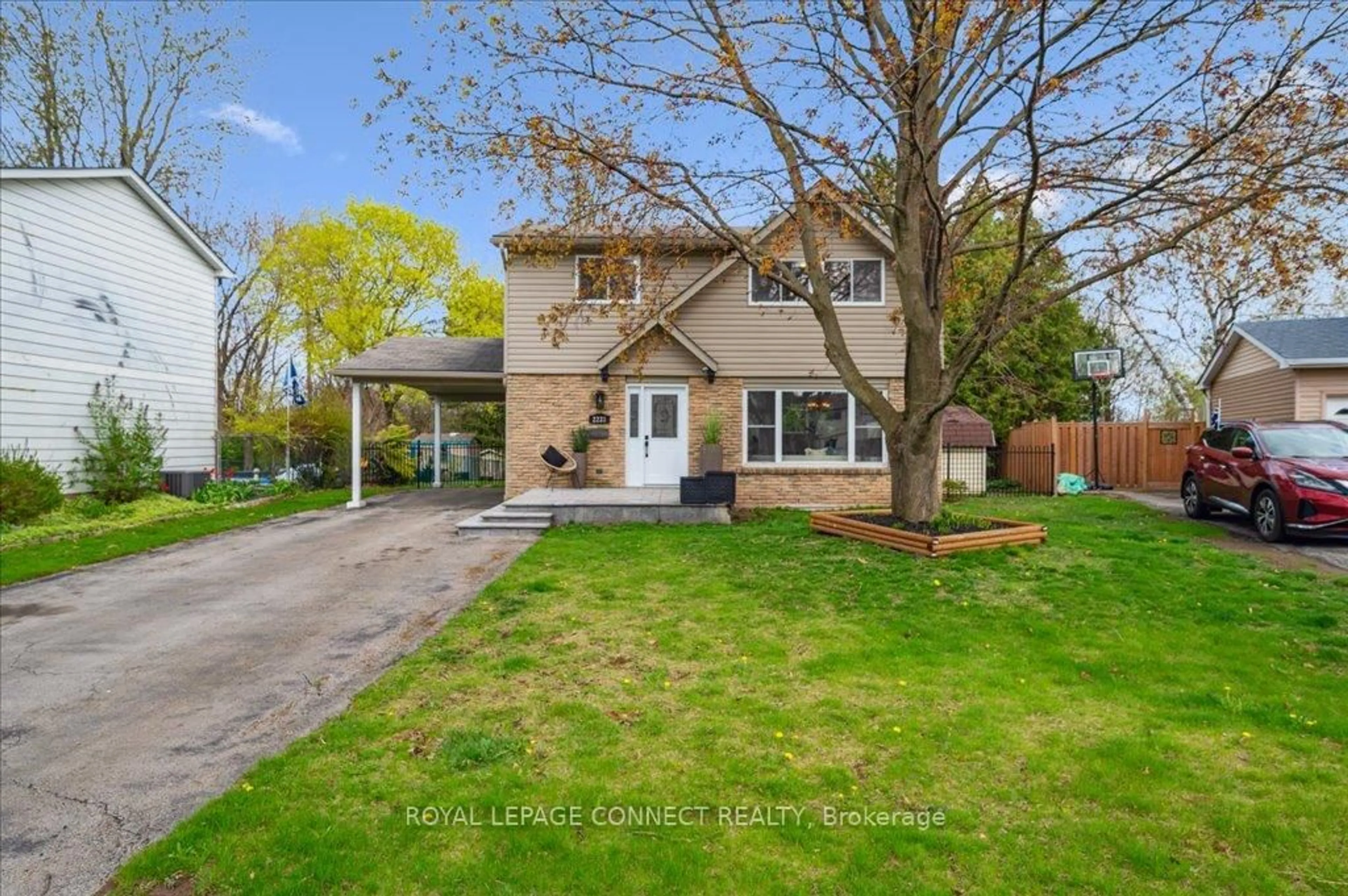 Home with vinyl exterior material, street for 2231 Ingersoll Dr, Burlington Ontario L7P 3L1