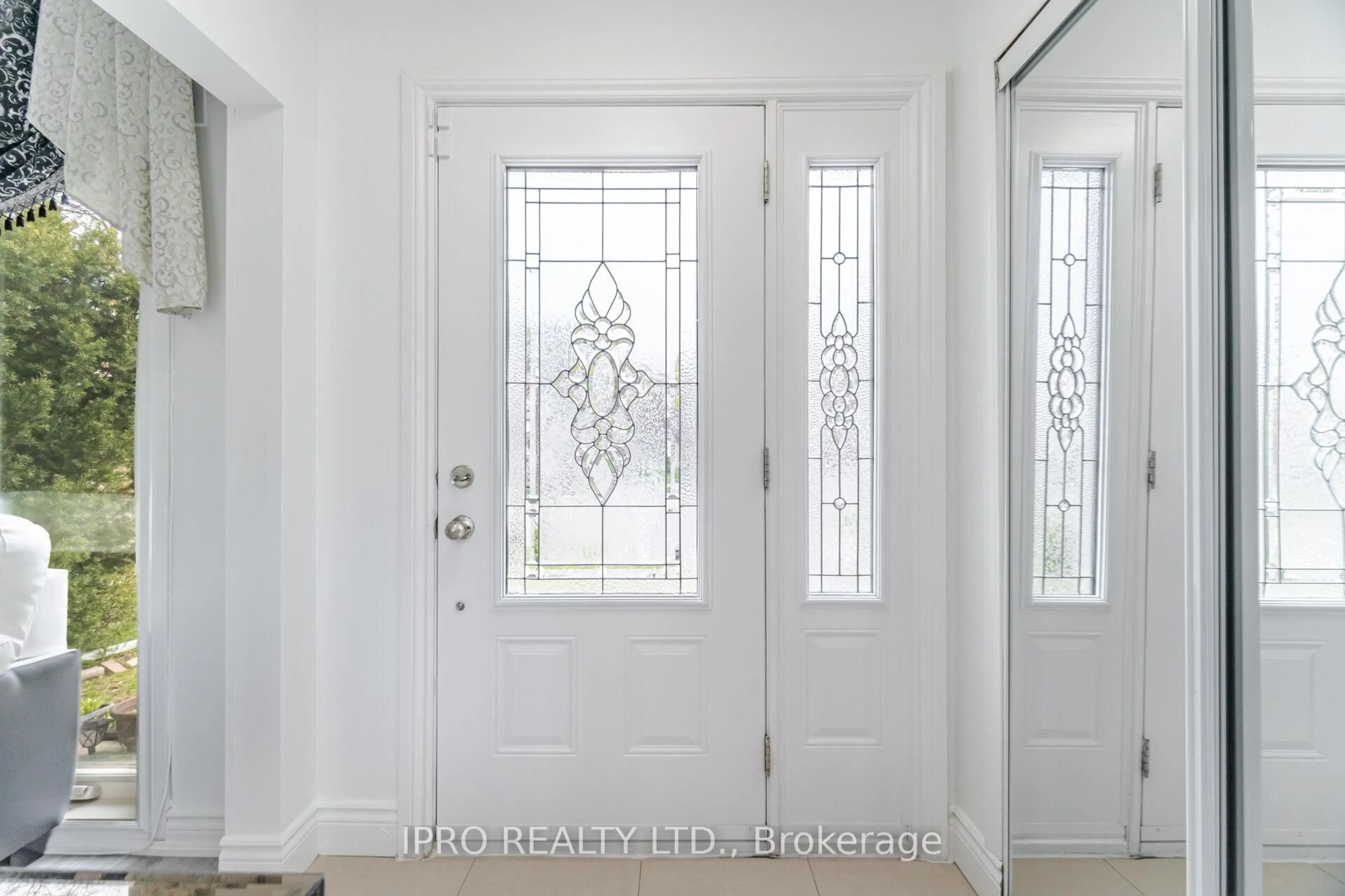 Indoor entryway for 1625 Wavell Cres, Mississauga Ontario L4X 1X2