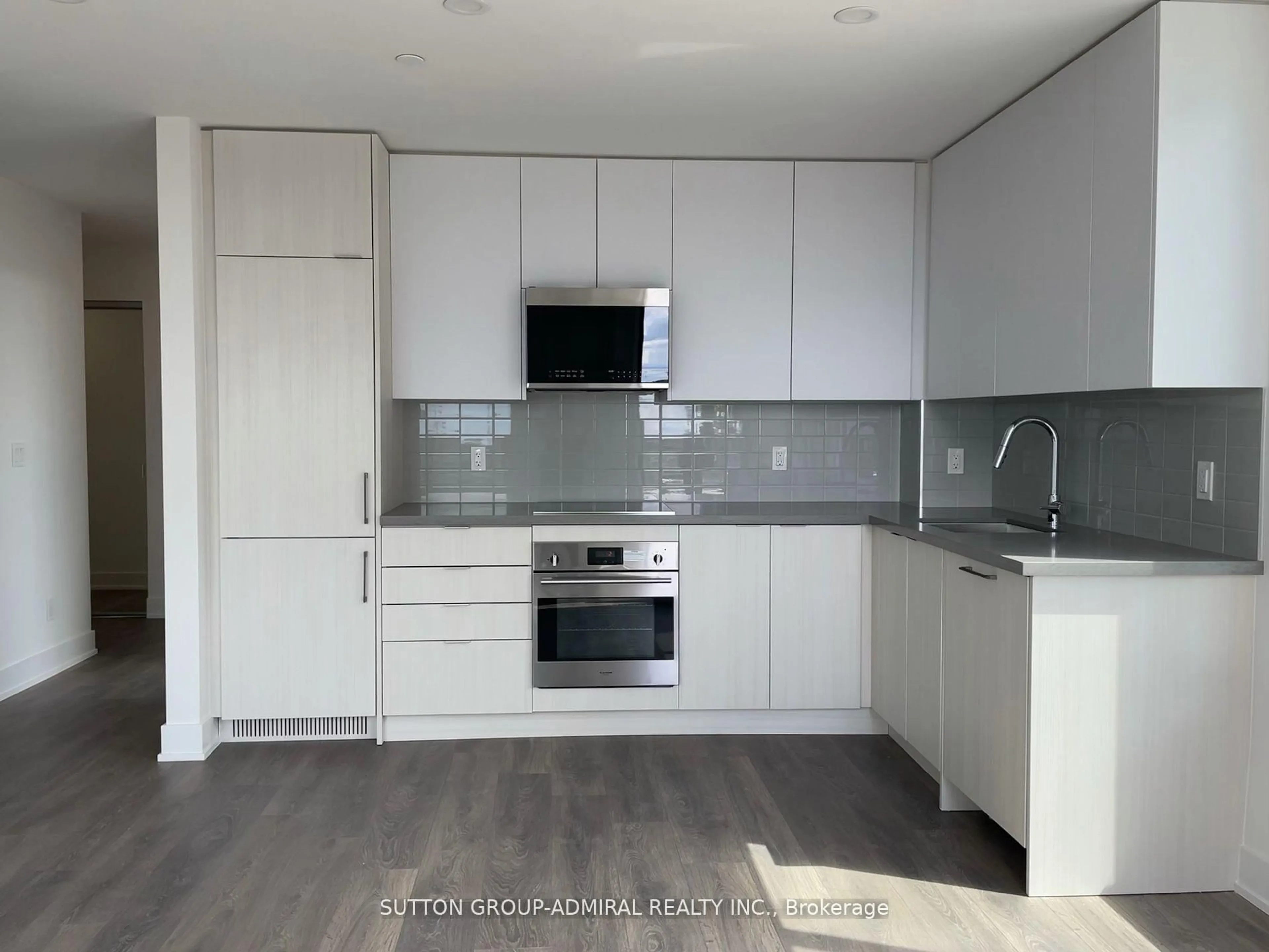 Standard kitchen, wood/laminate floor for 297 Oak Walk Dr #604, Oakville Ontario L6H 3R6
