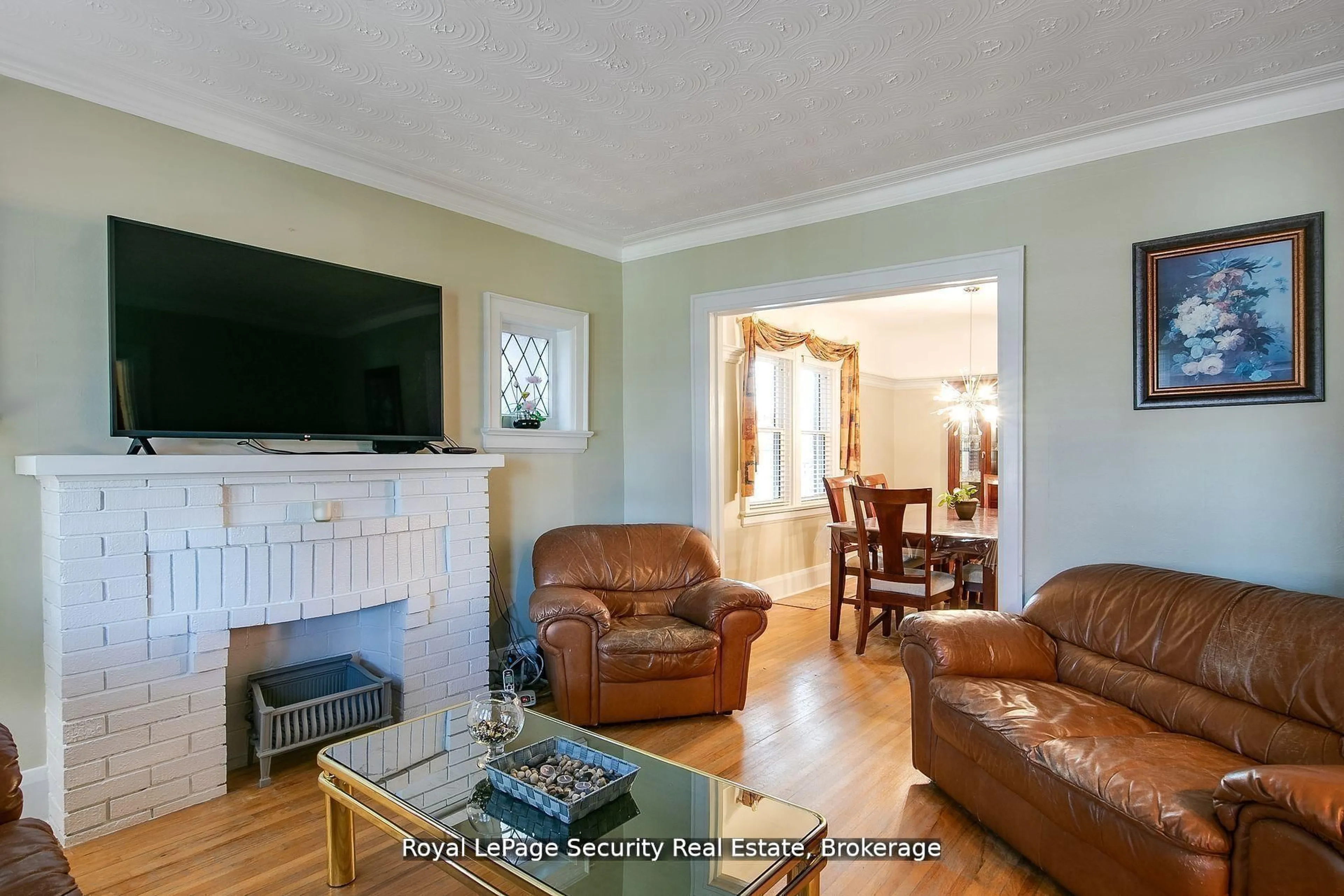 Living room with furniture, unknown for 94 Fairbank Ave, Toronto Ontario M6E 3Y7