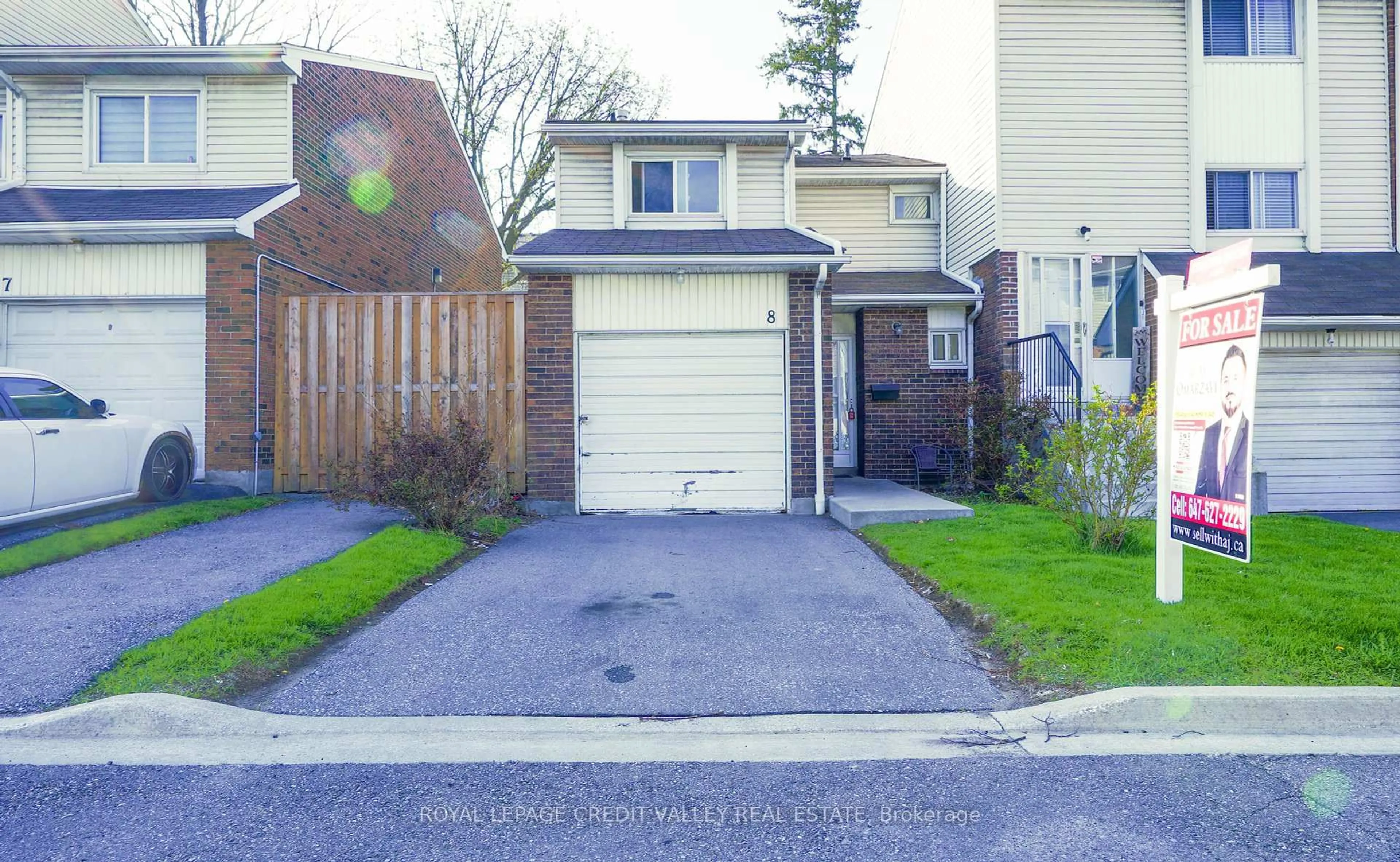 A pic from outside/outdoor area/front of a property/back of a property/a pic from drone, street for 8 Sandringham Crt, Brampton Ontario L6T 3Z3