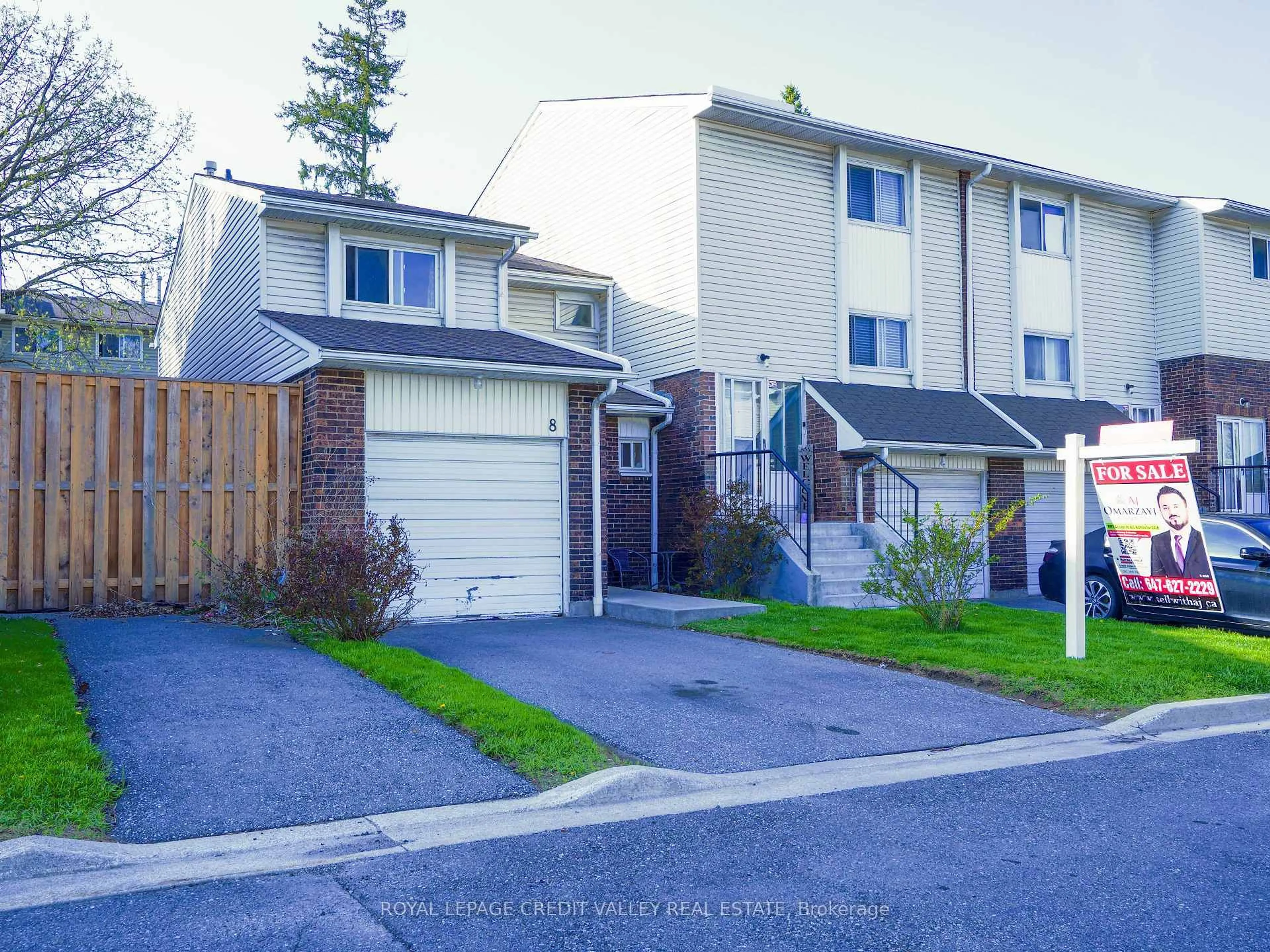 A pic from outside/outdoor area/front of a property/back of a property/a pic from drone, street for 8 Sandringham Crt, Brampton Ontario L6T 3Z3