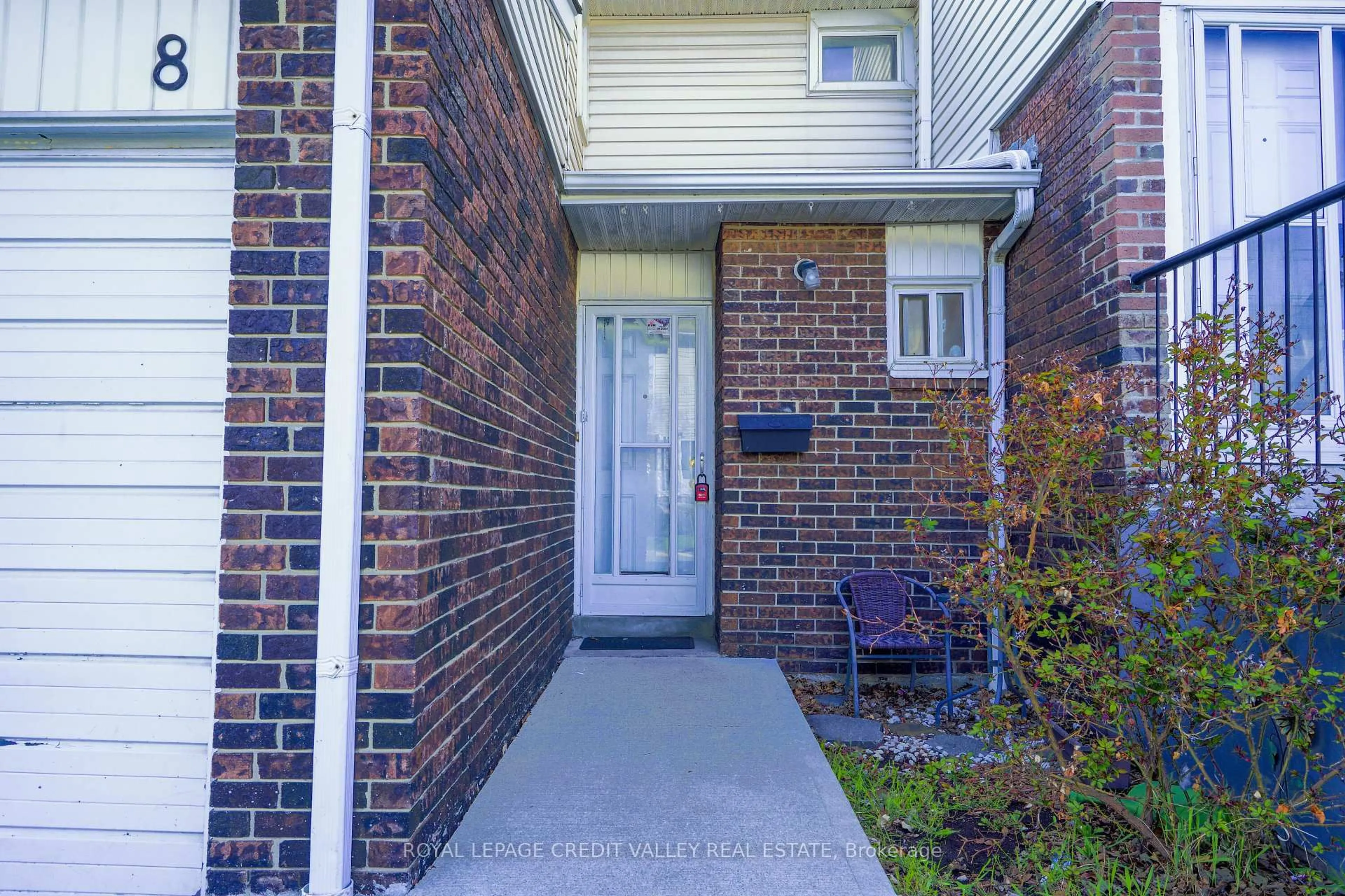 Unknown for 8 Sandringham Crt, Brampton Ontario L6T 3Z3