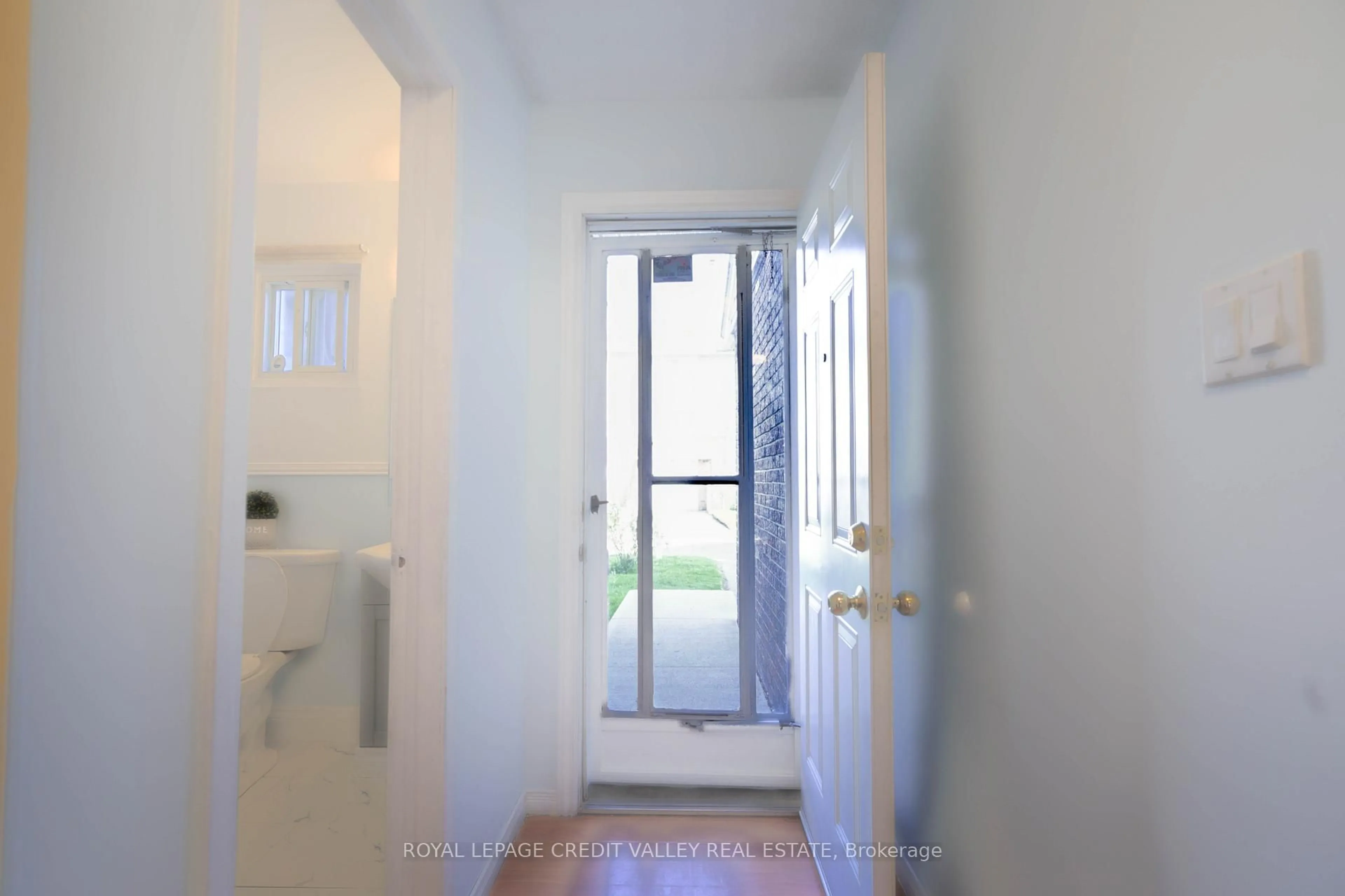 Unknown for 8 Sandringham Crt, Brampton Ontario L6T 3Z3