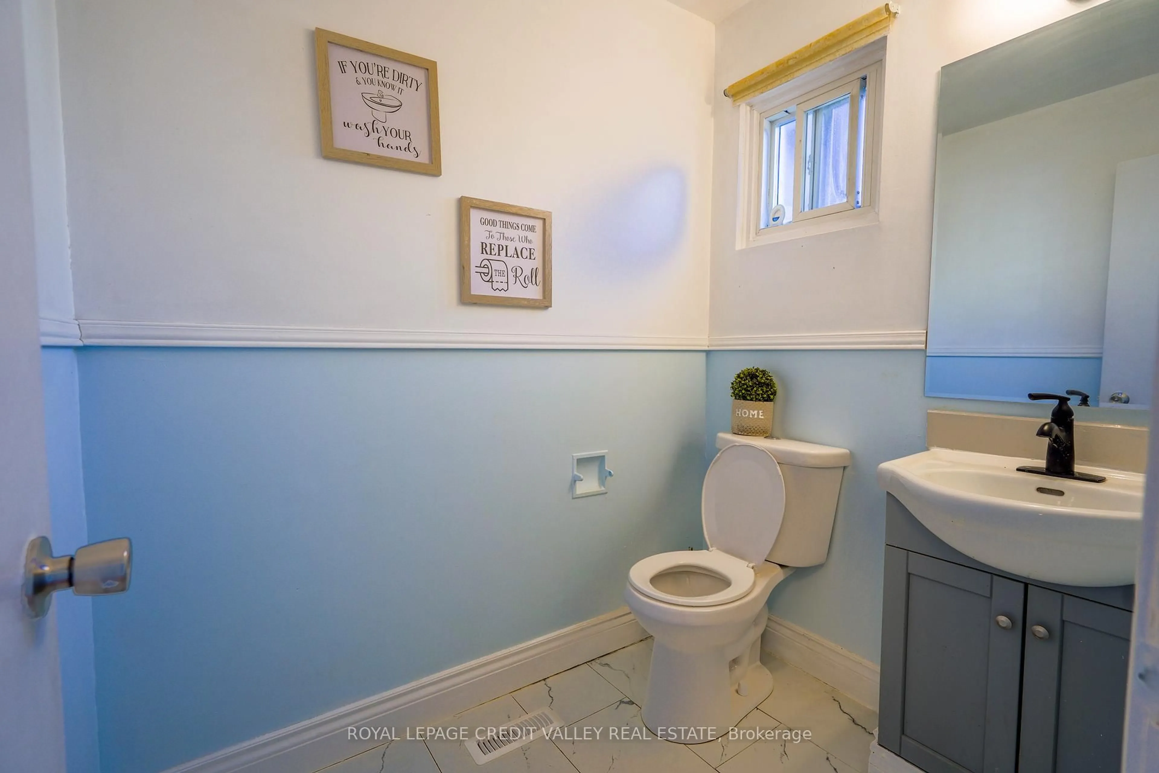 Standard bathroom, ceramic/tile floor for 8 Sandringham Crt, Brampton Ontario L6T 3Z3