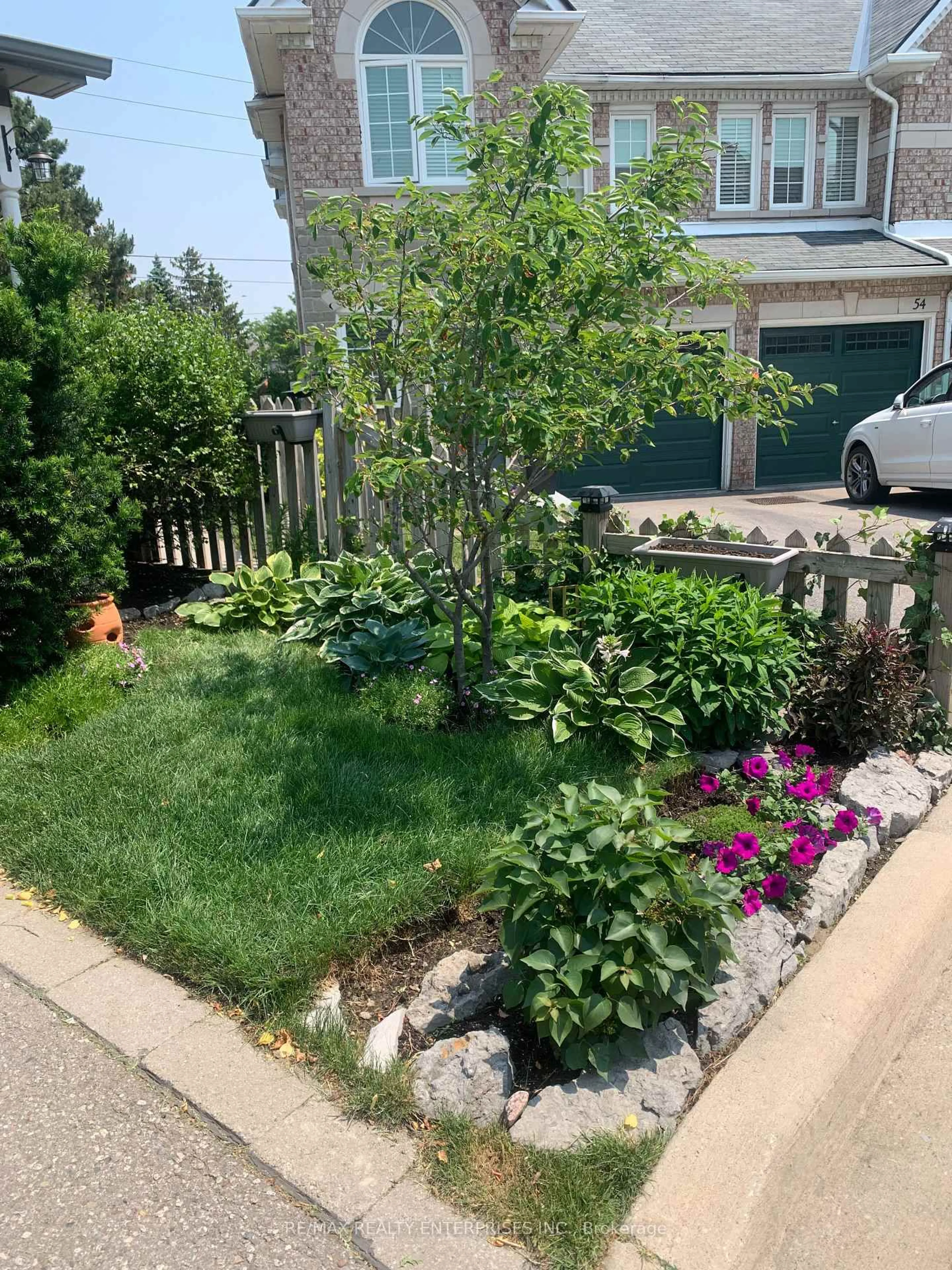 A pic from outside/outdoor area/front of a property/back of a property/a pic from drone, street for 455 Apache Crt #52, Mississauga Ontario L4Z 3W8