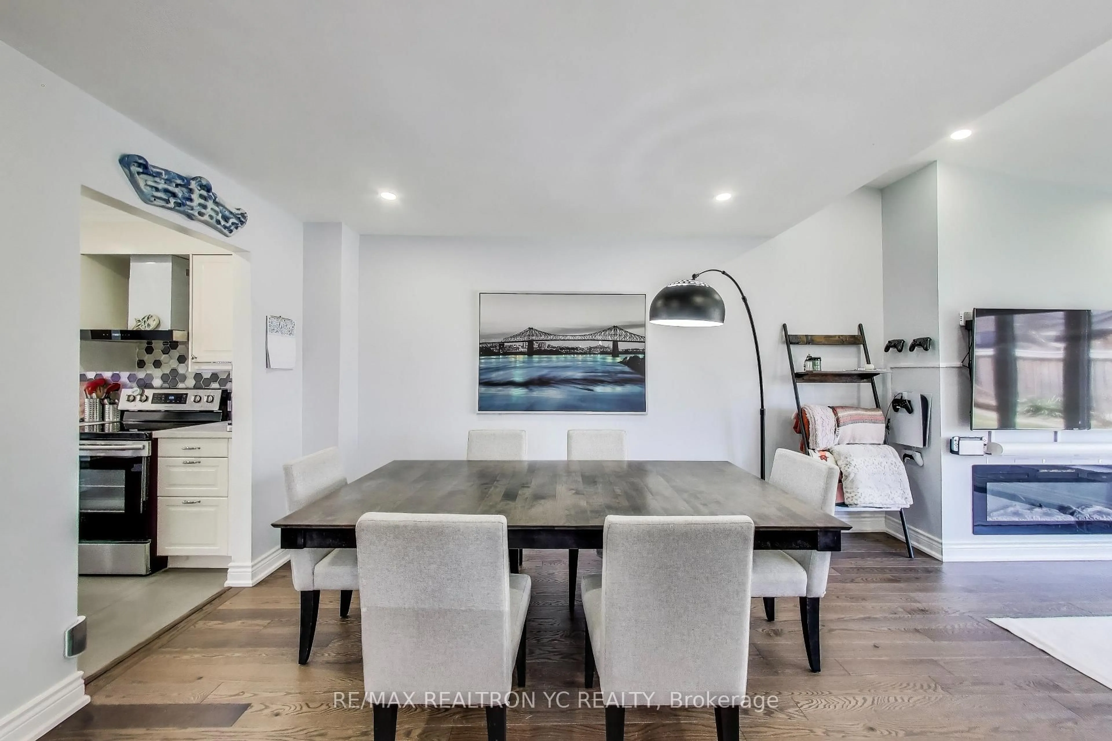 Open concept kitchen, ceramic/tile floor for 4124 Marigold Cres, Mississauga Ontario L5L 2A5