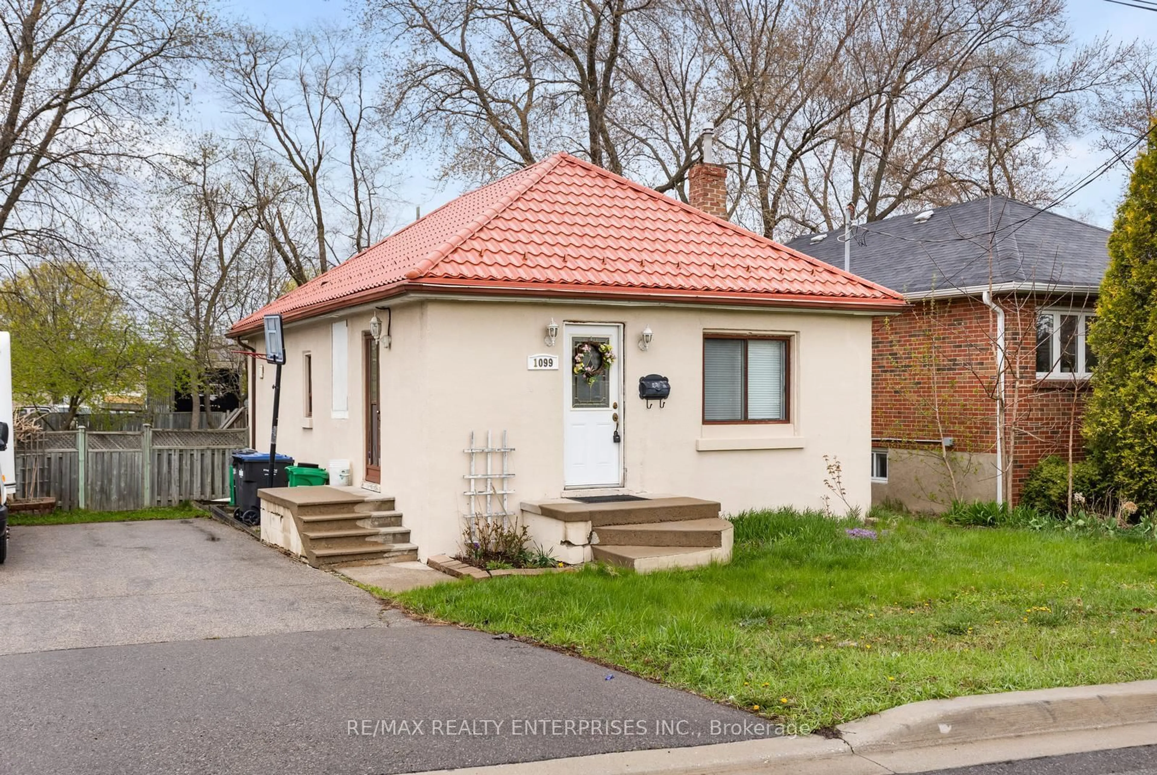 Home with brick exterior material, street for 1099 Ogden Ave, Mississauga Ontario L5E 2G7