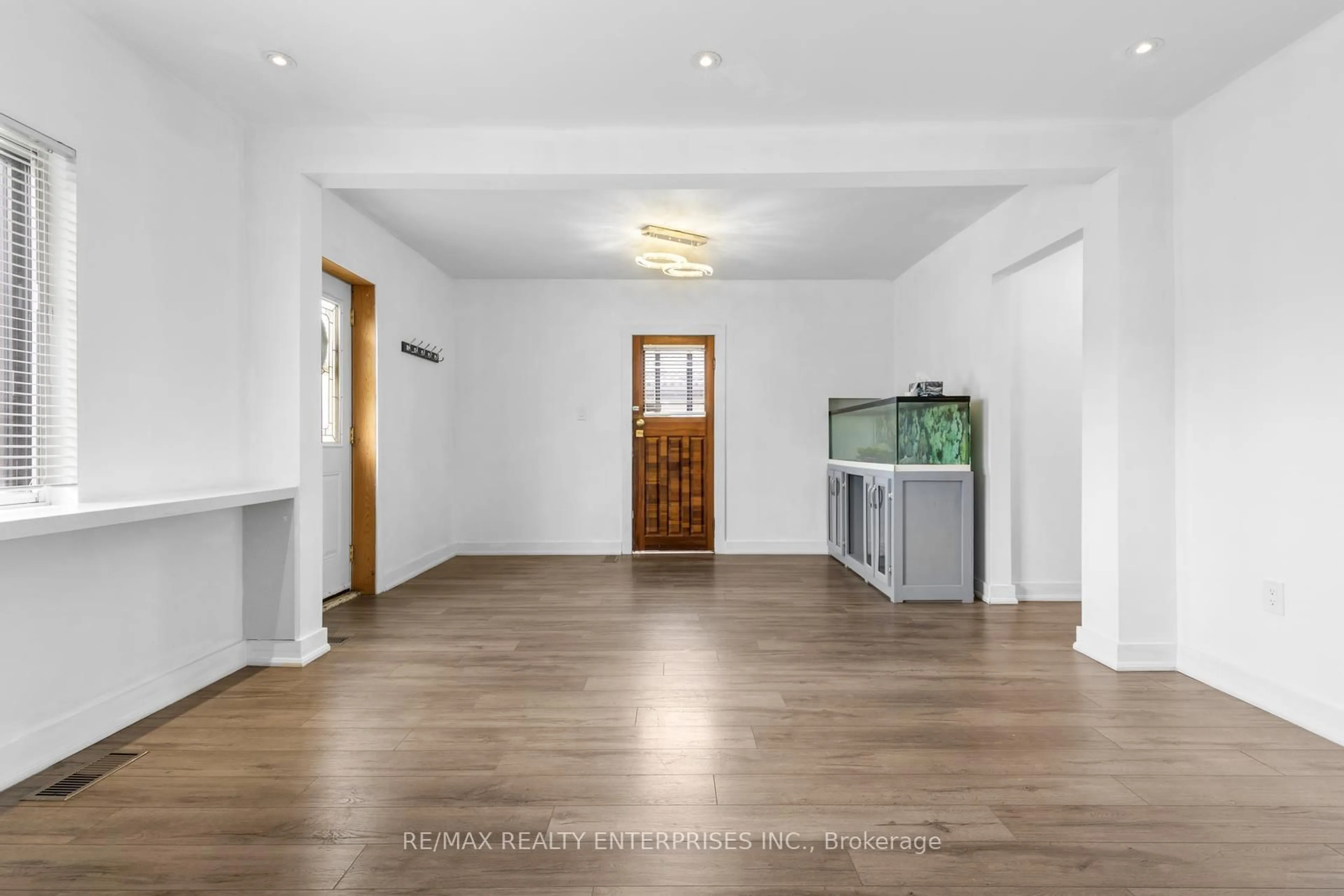 Indoor foyer for 1099 Ogden Ave, Mississauga Ontario L5E 2G7