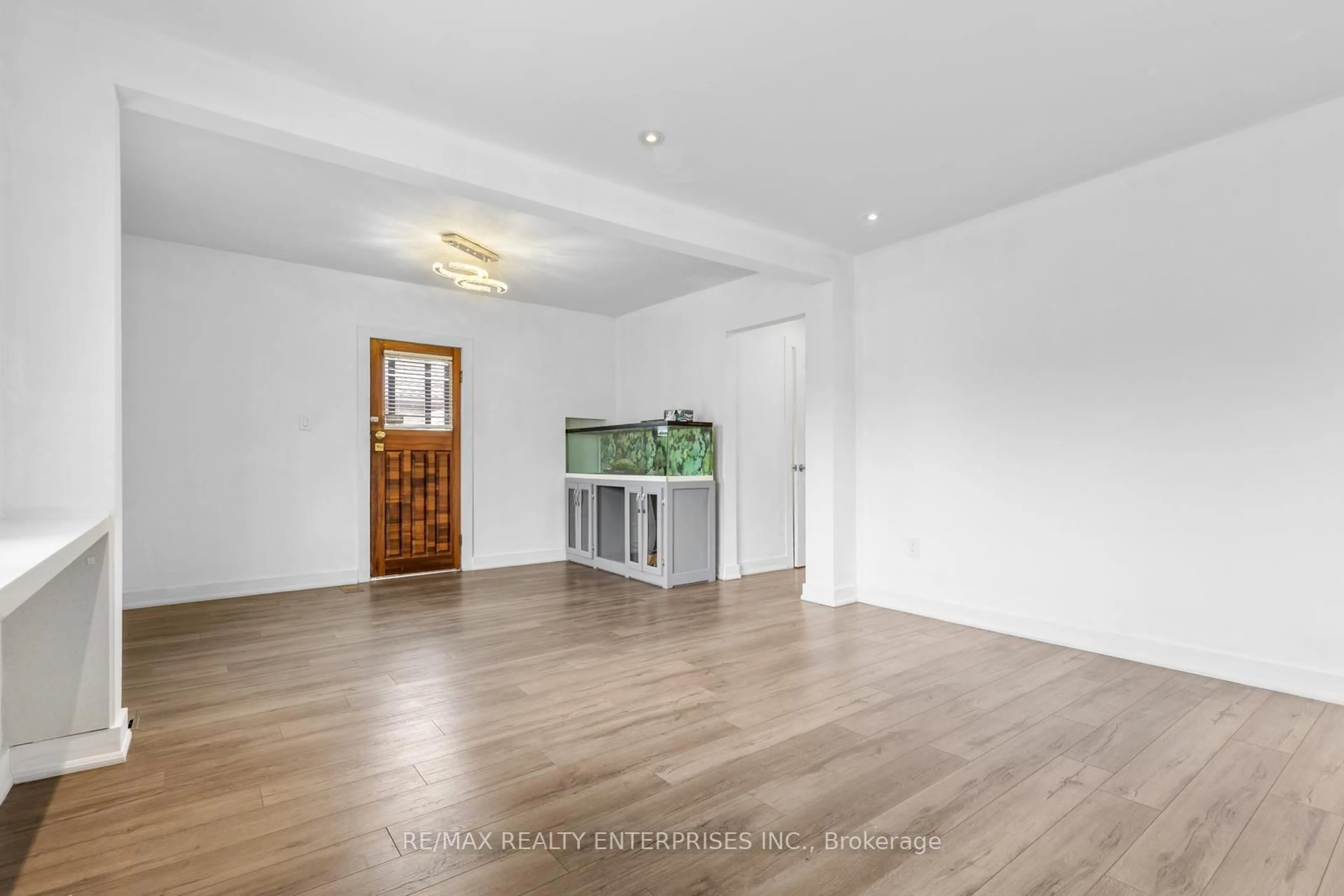 Indoor foyer for 1099 Ogden Ave, Mississauga Ontario L5E 2G7
