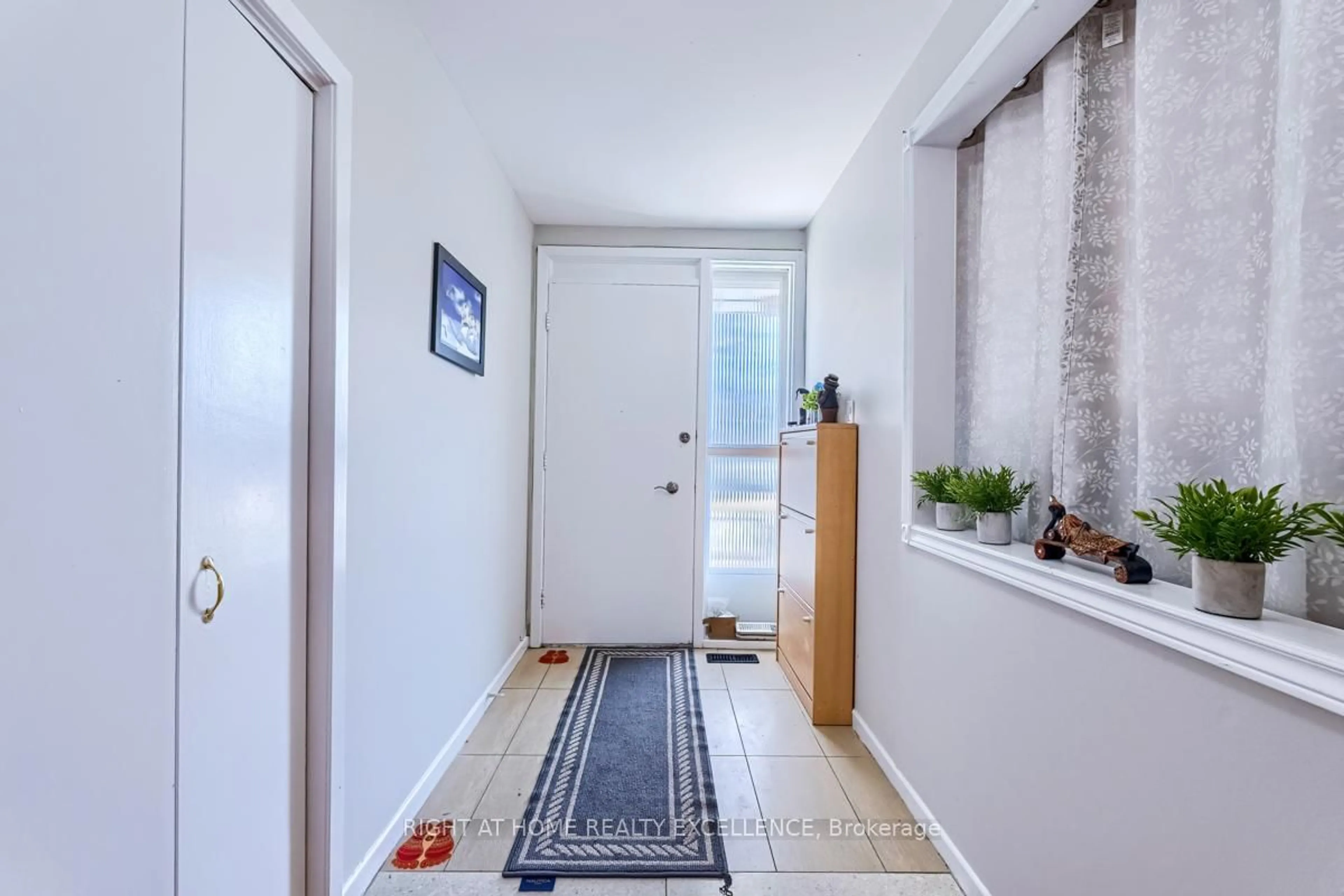 Indoor entryway for 24 Flowertown Ave, Brampton Ontario L6X 2K2