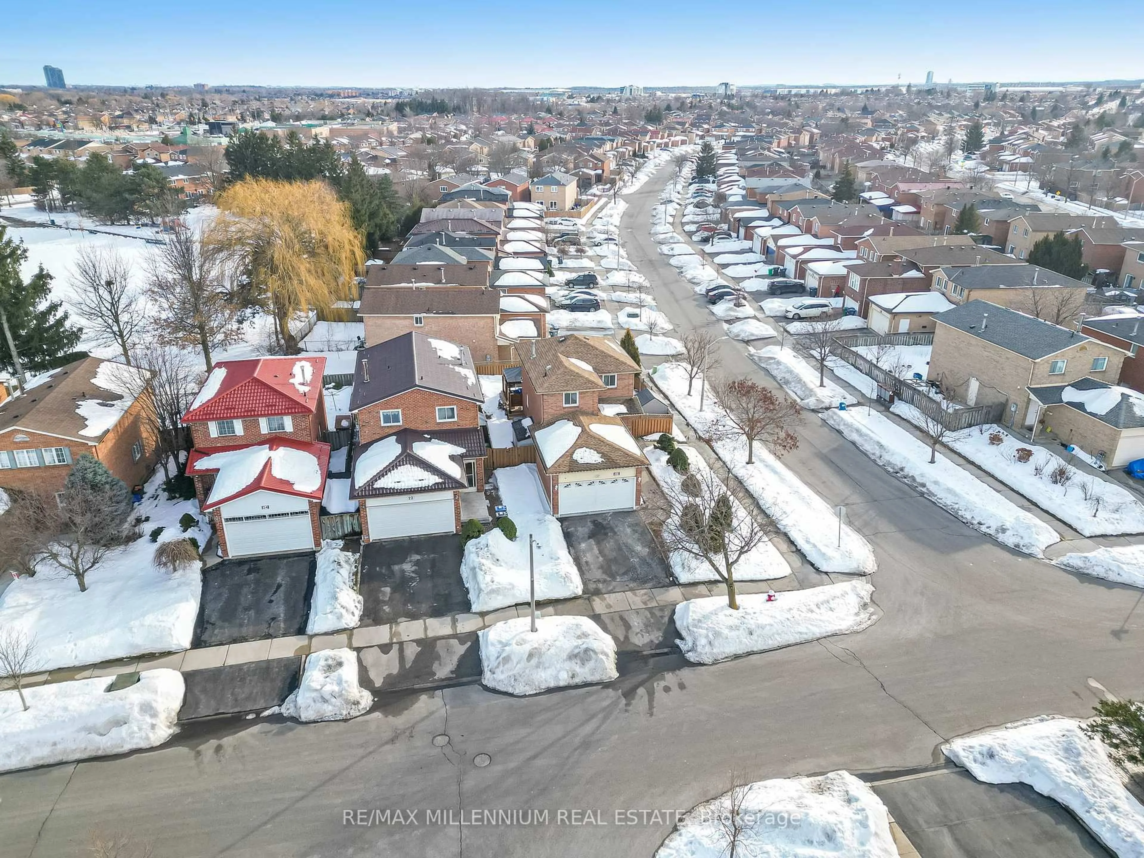 A pic from outside/outdoor area/front of a property/back of a property/a pic from drone, street for 20 Whitehaven Dr, Brampton Ontario L6Z 4N4