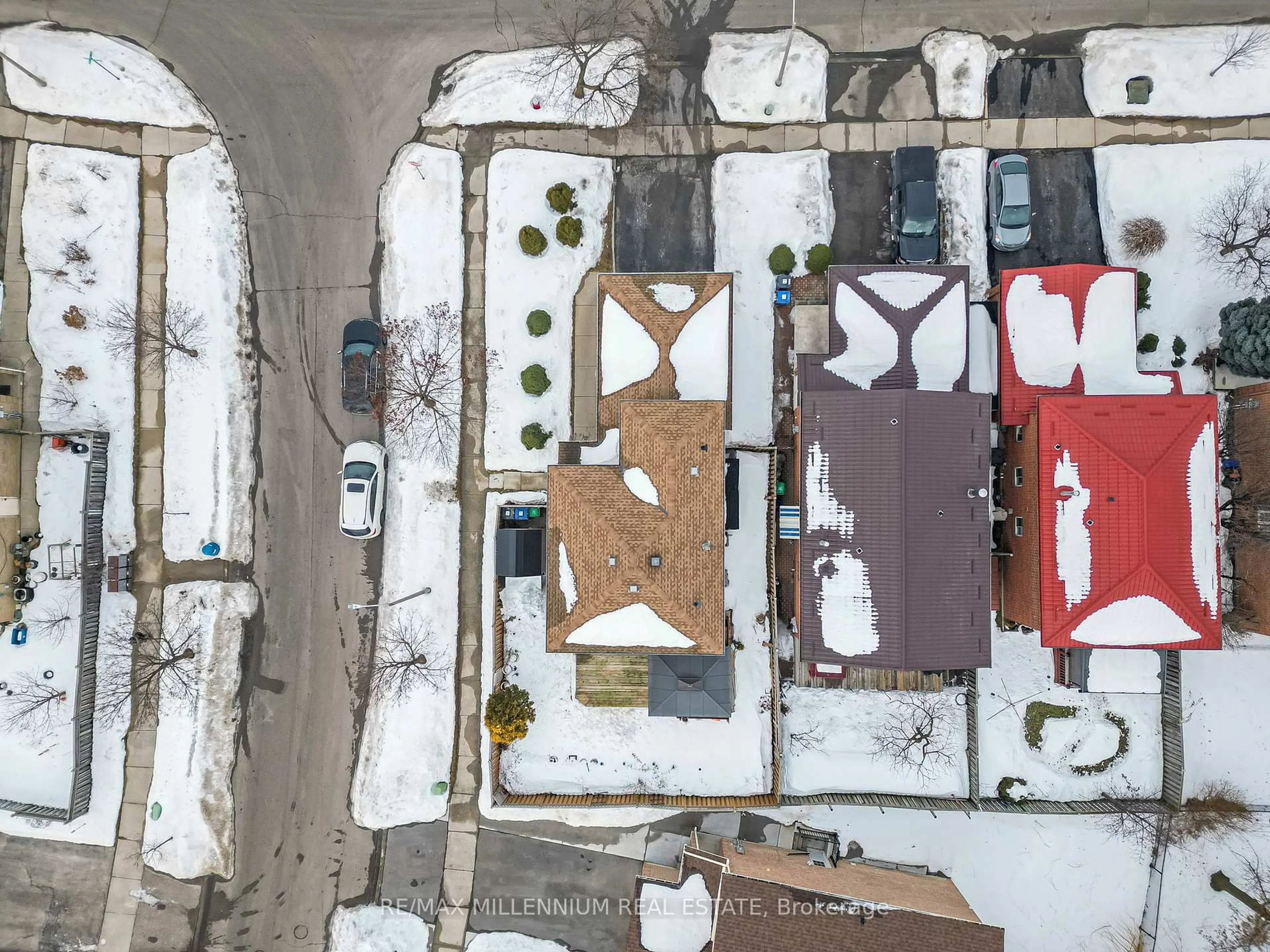 A pic from outside/outdoor area/front of a property/back of a property/a pic from drone, street for 20 Whitehaven Dr, Brampton Ontario L6Z 4N4