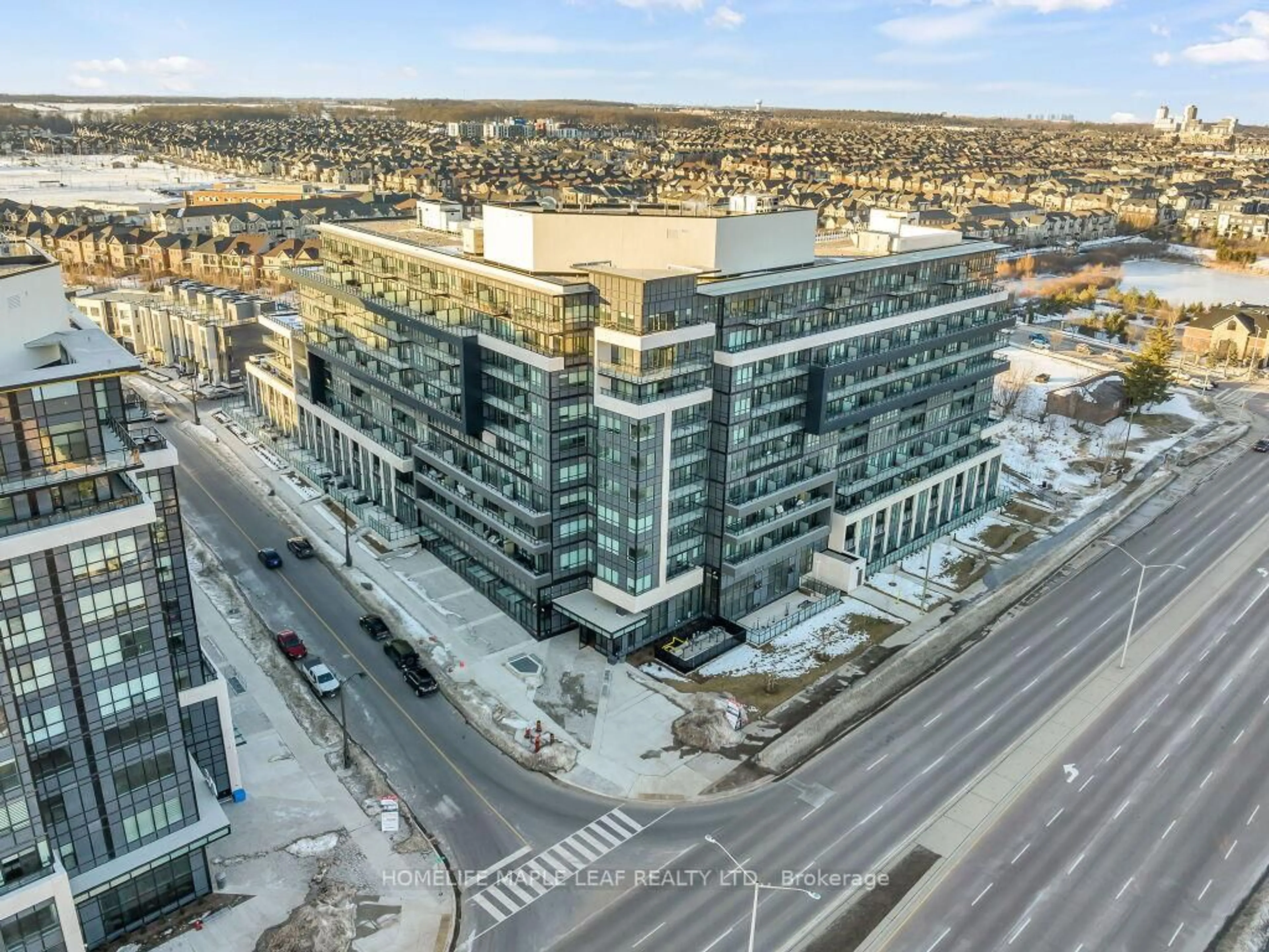 A pic from outside/outdoor area/front of a property/back of a property/a pic from drone, unknown for 395 dundas st w oakville Park #PH 05, Oakville Ontario L6M 4M2