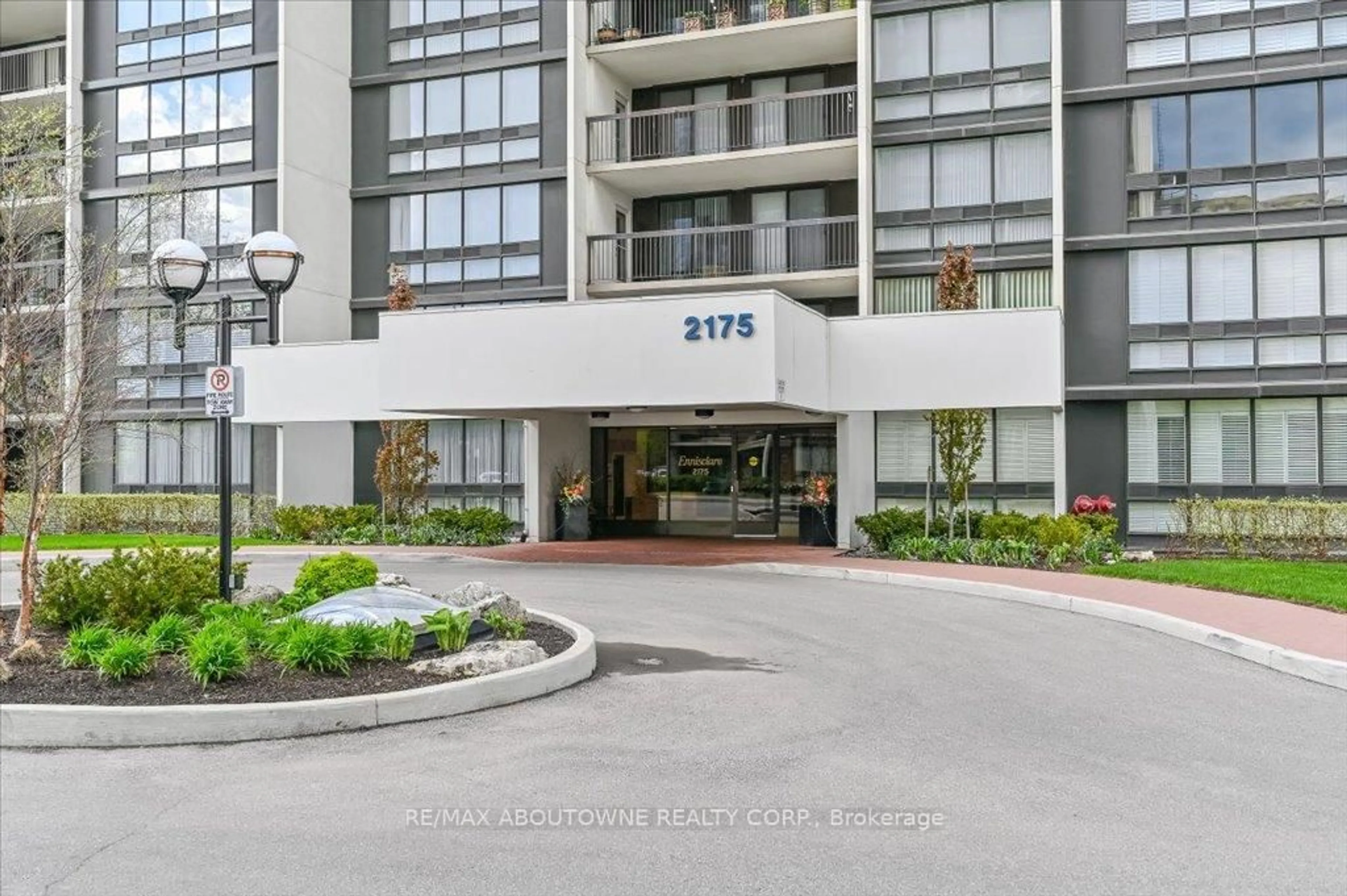Indoor foyer for 2175 Marine Dr #1102, Oakville Ontario L6L 5L5