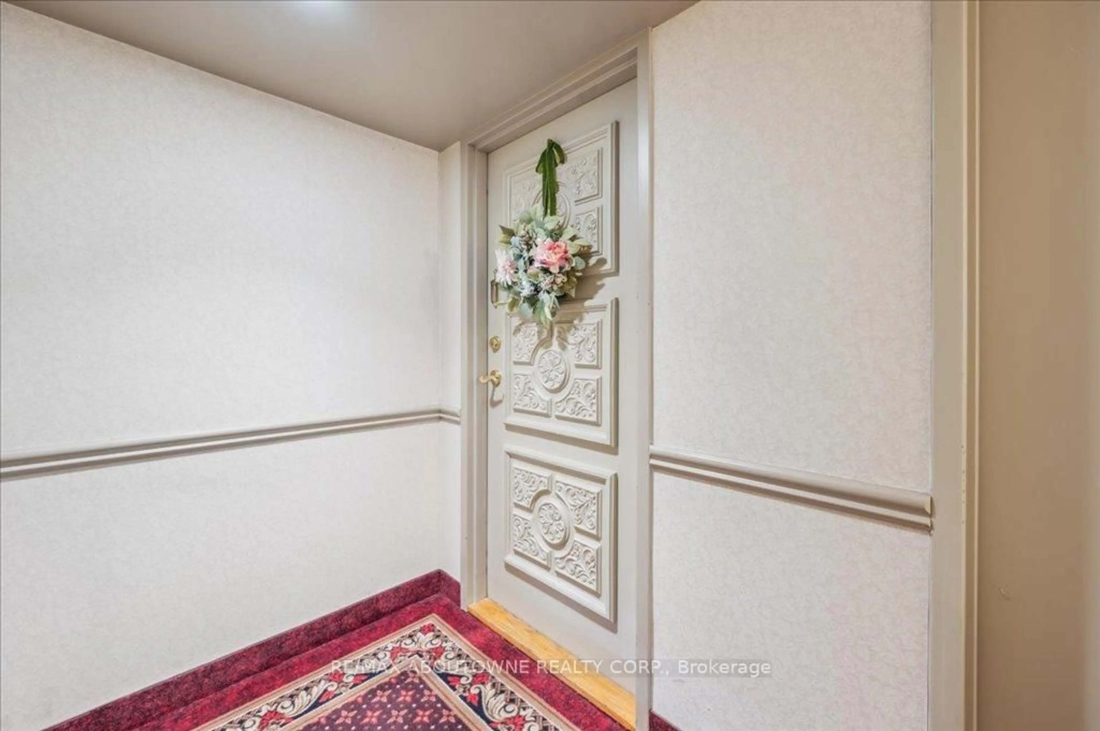 Indoor foyer for 2175 Marine Dr #1102, Oakville Ontario L6L 5L5