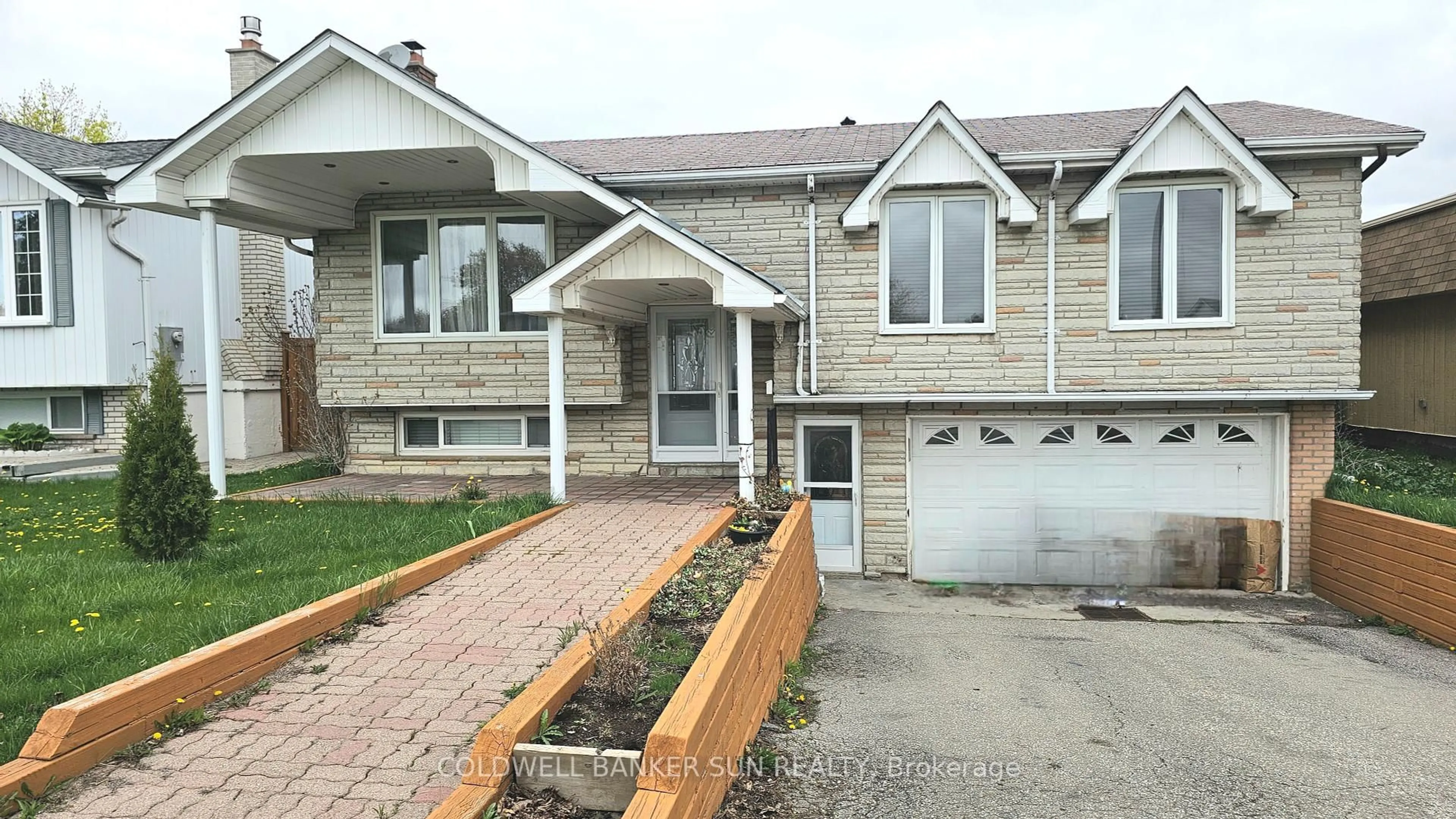 Home with vinyl exterior material, street for 7 Glenforest Rd, Brampton Ontario L6S 1L8