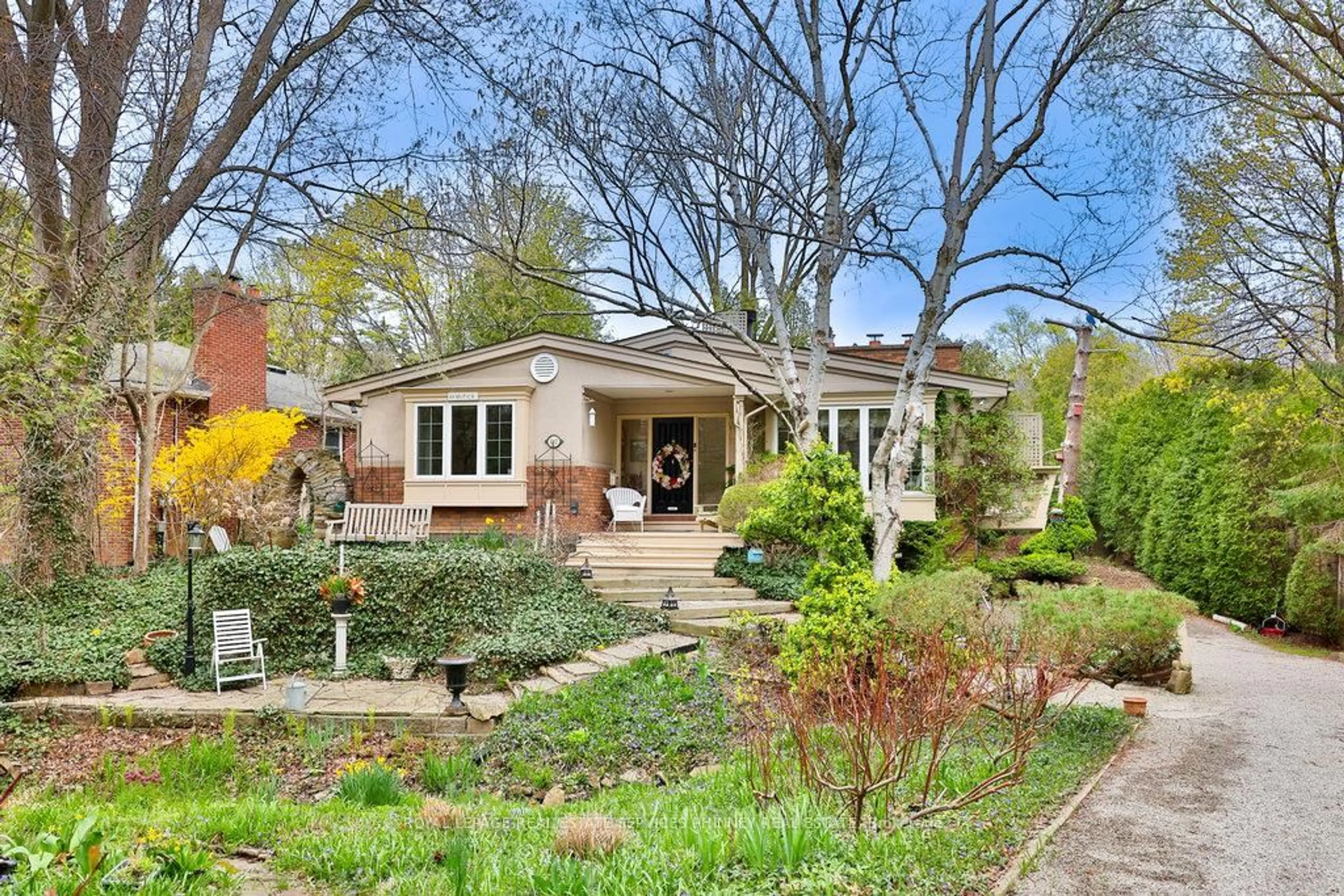 Home with brick exterior material, street for 117 Watson Ave, Oakville Ontario L6J 3T5