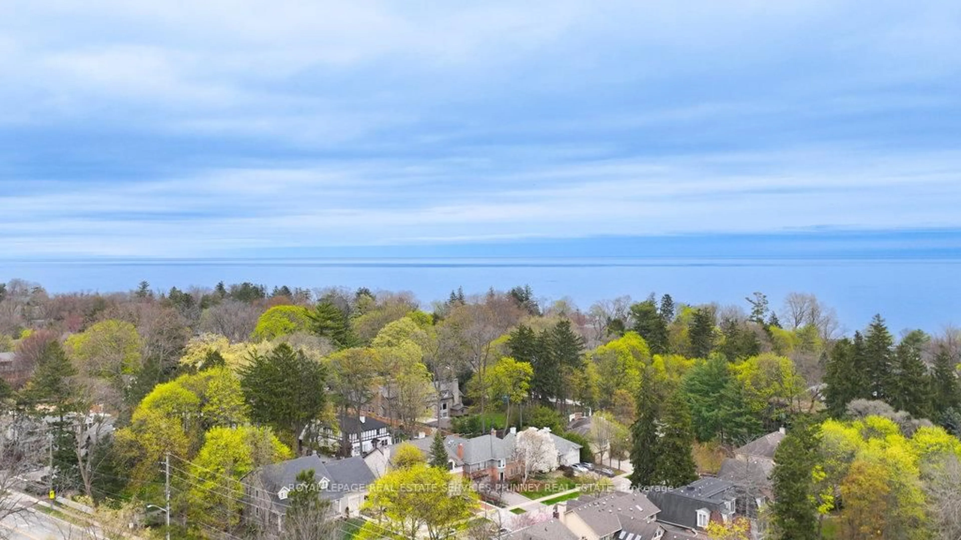 A pic from outside/outdoor area/front of a property/back of a property/a pic from drone, water/lake/river/ocean view for 117 Watson Ave, Oakville Ontario L6J 3T5