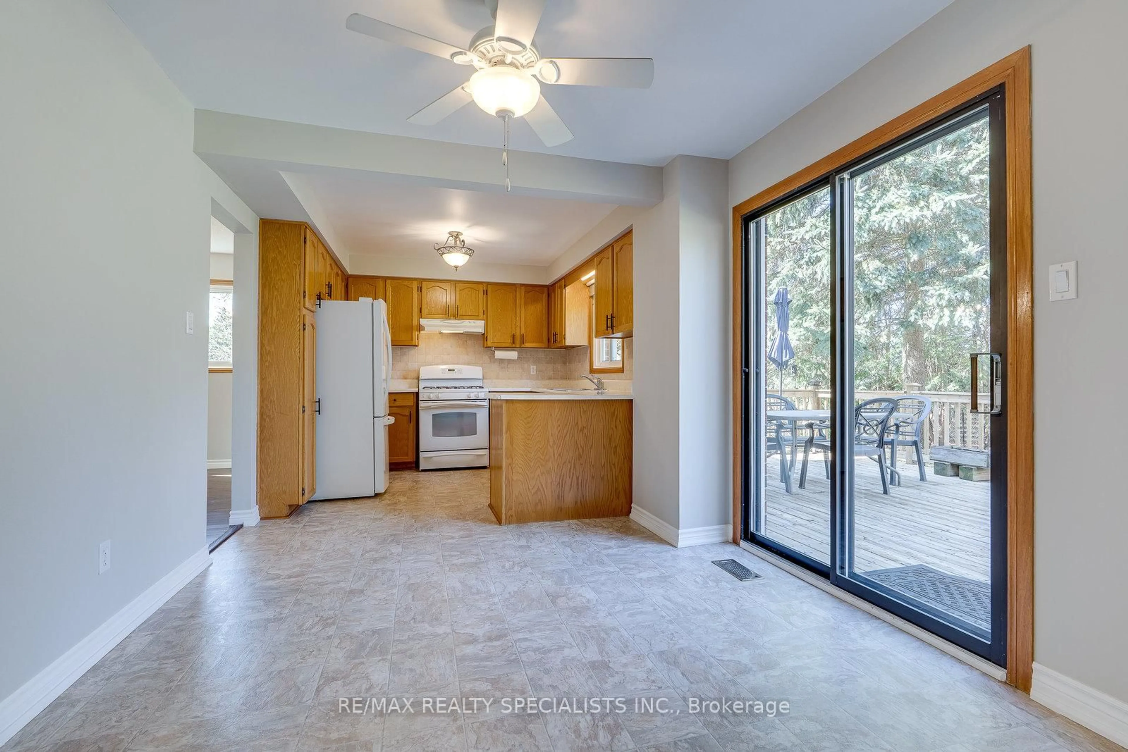 Open concept kitchen, ceramic/tile floor for 30 Marilyn St, Caledon Ontario L7C 1H2