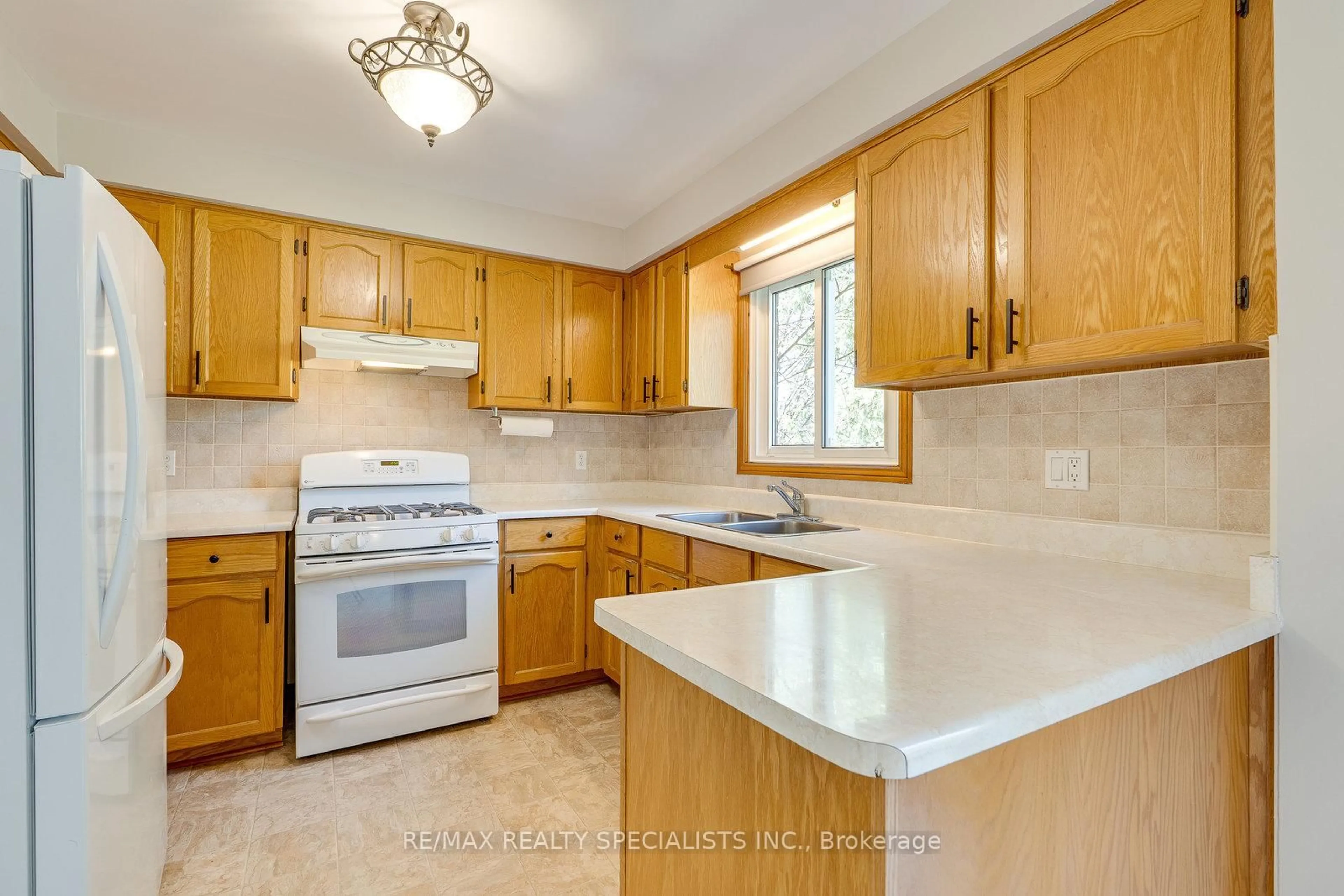 Standard kitchen, unknown for 30 Marilyn St, Caledon Ontario L7C 1H2