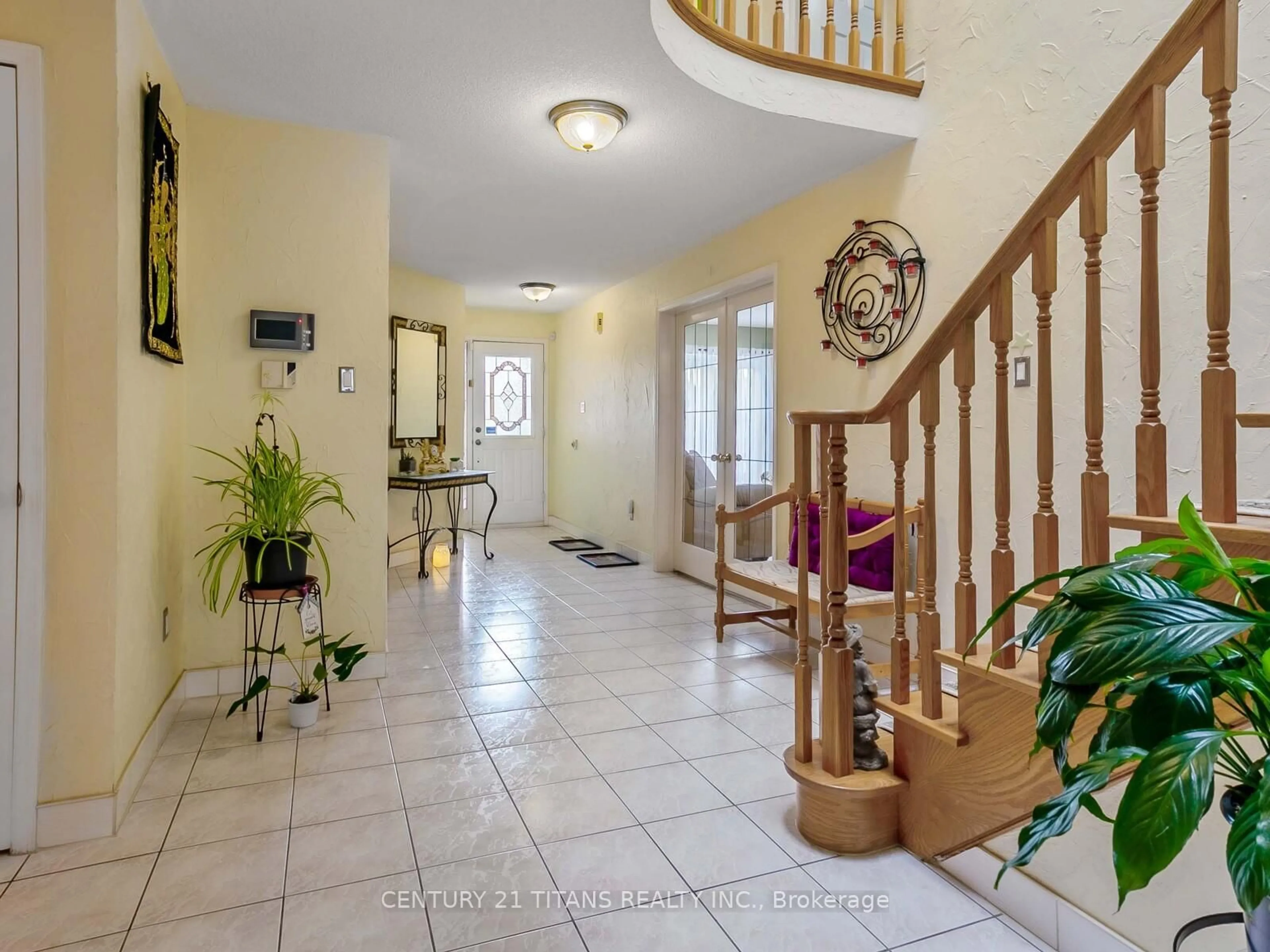 Indoor foyer for 1469 Sherwood Mills Blvd, Mississauga Ontario L5V 1S1