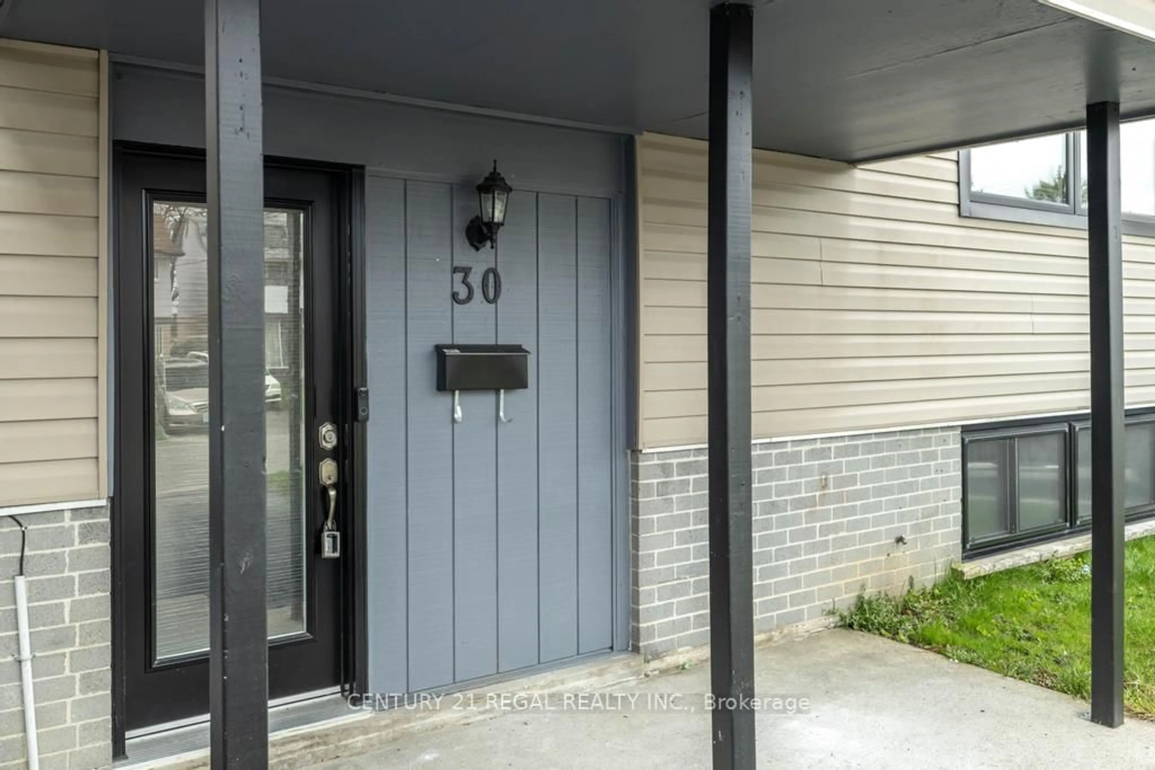 Indoor foyer for 30 Hercules Crt, Brampton Ontario L6S 1X6