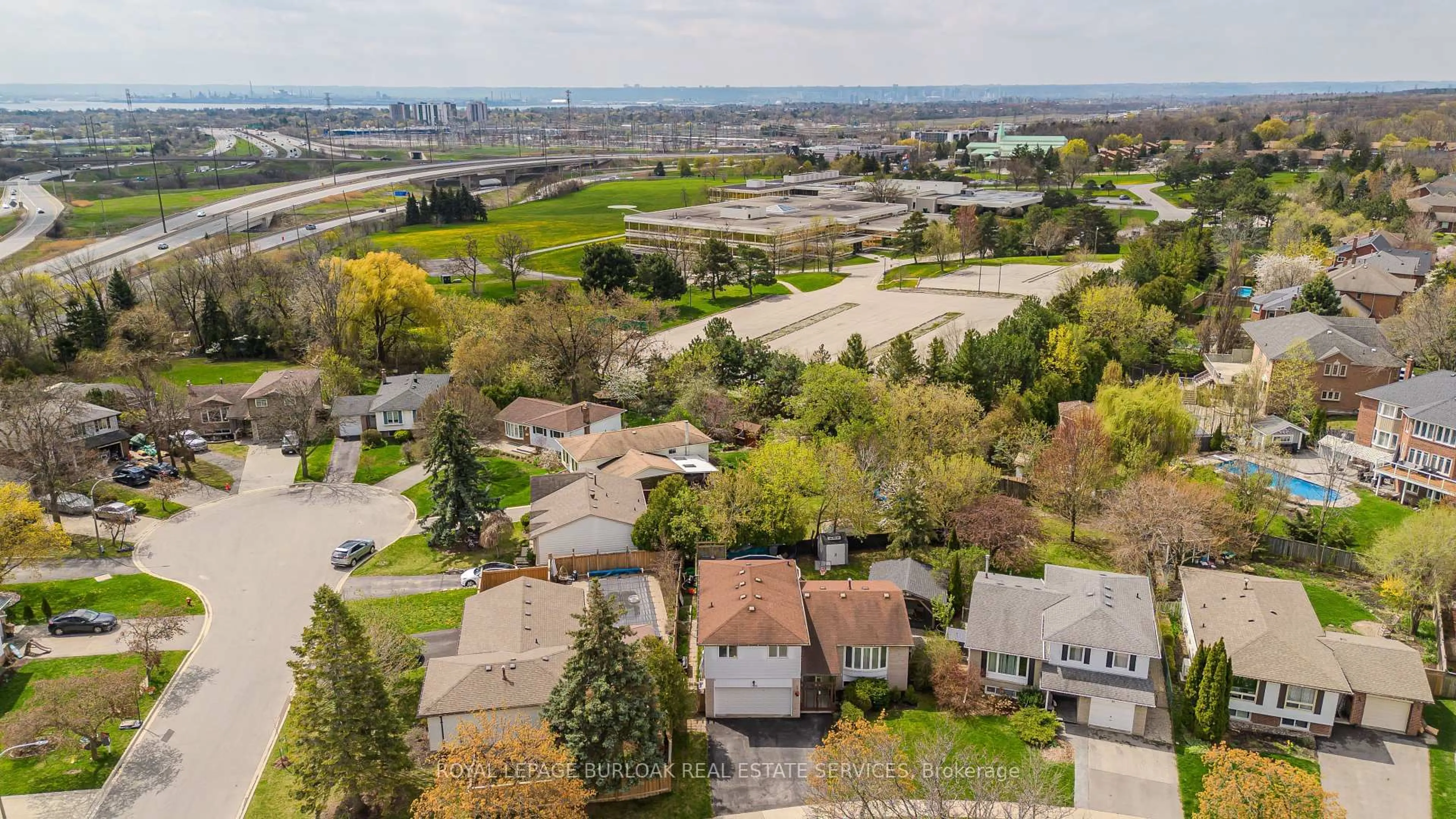 A pic from outside/outdoor area/front of a property/back of a property/a pic from drone, unknown for 1305 Ester Dr, Burlington Ontario L7P 1L2