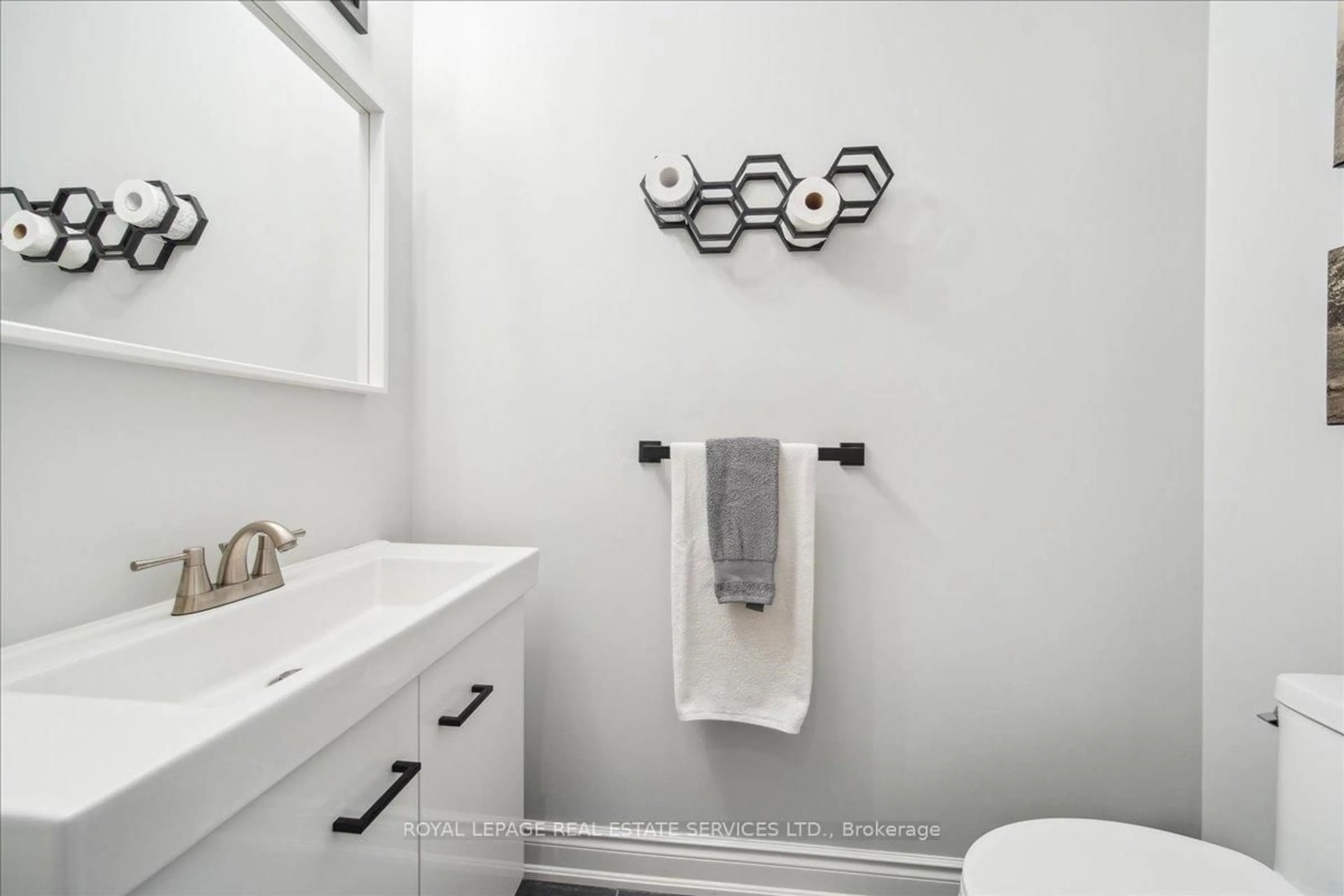 Standard bathroom, ceramic/tile floor for 660 Oxford Rd #1, Burlington Ontario L7N 3M1