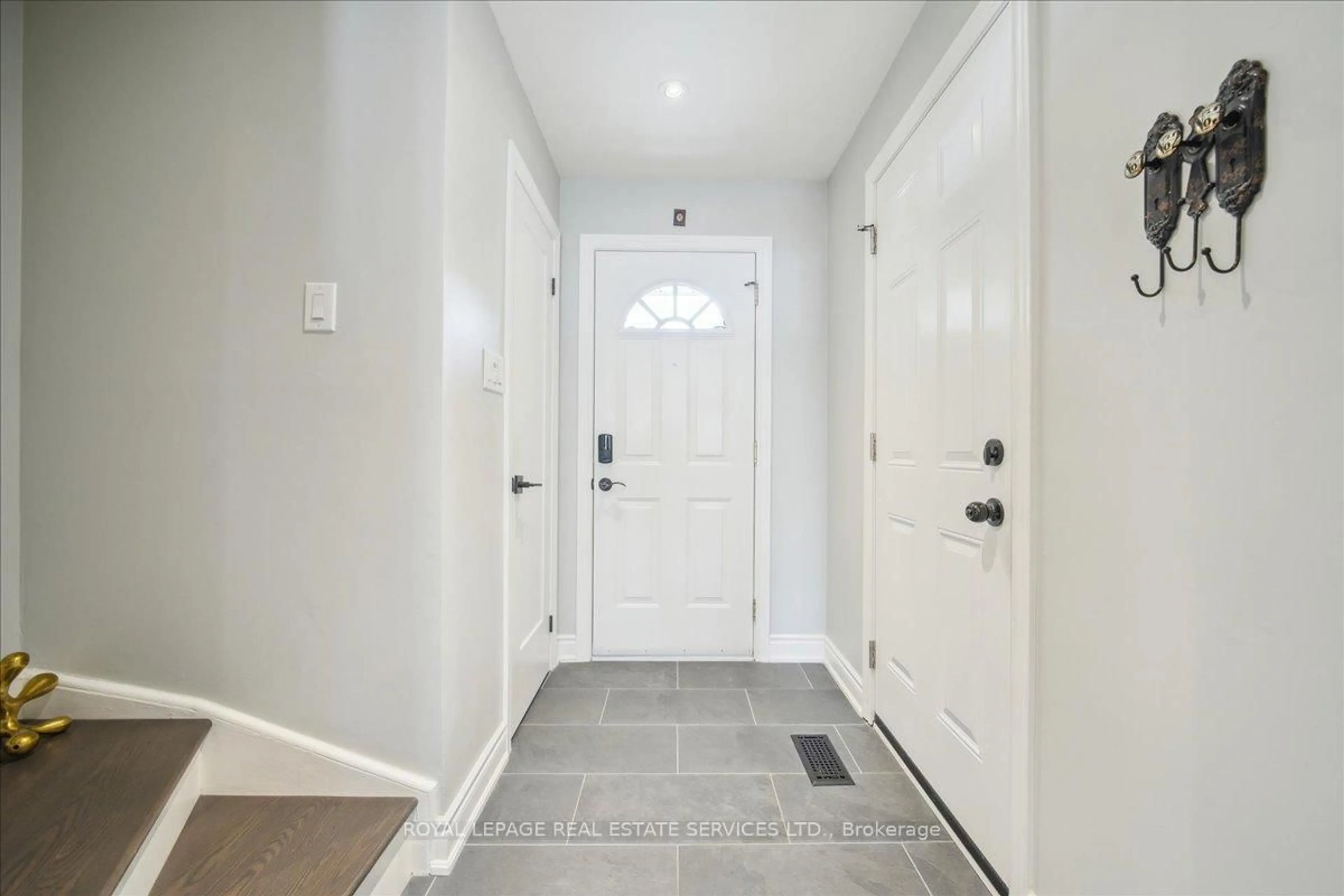 Indoor entryway for 660 Oxford Rd #1, Burlington Ontario L7N 3M1