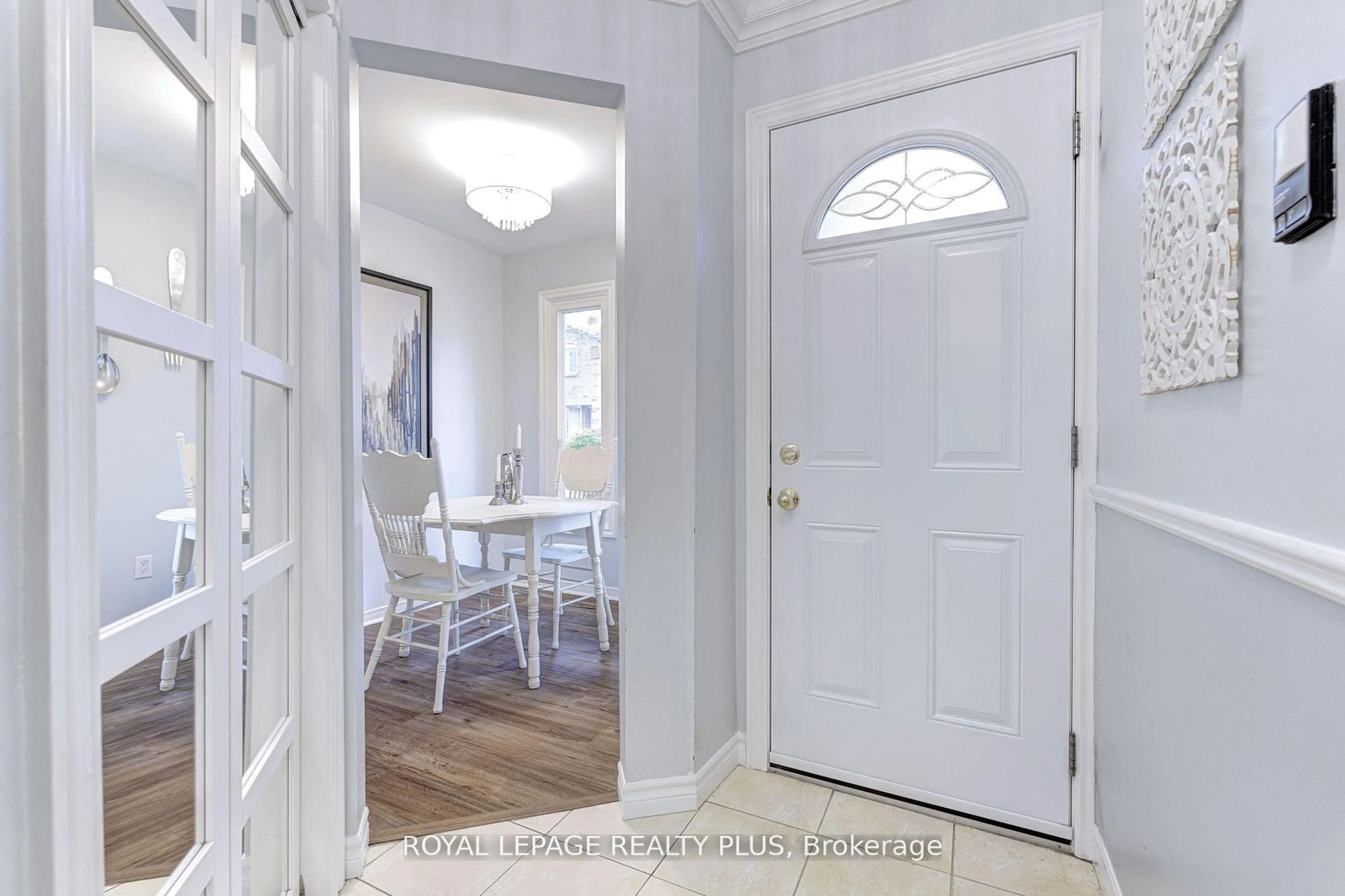 Indoor entryway for 5020 Delaware Dr #2, Mississauga Ontario L4X 3C5