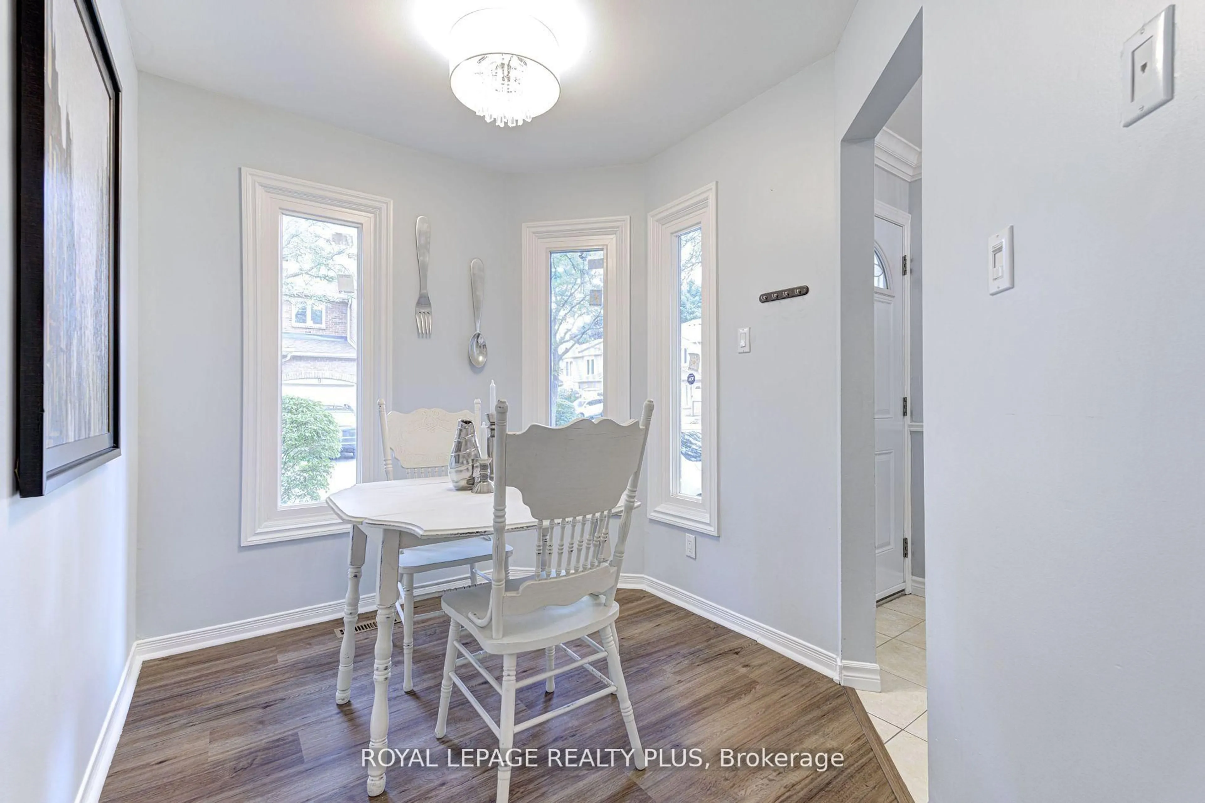 Dining room, wood/laminate floor for 5020 Delaware Dr #2, Mississauga Ontario L4X 3C5