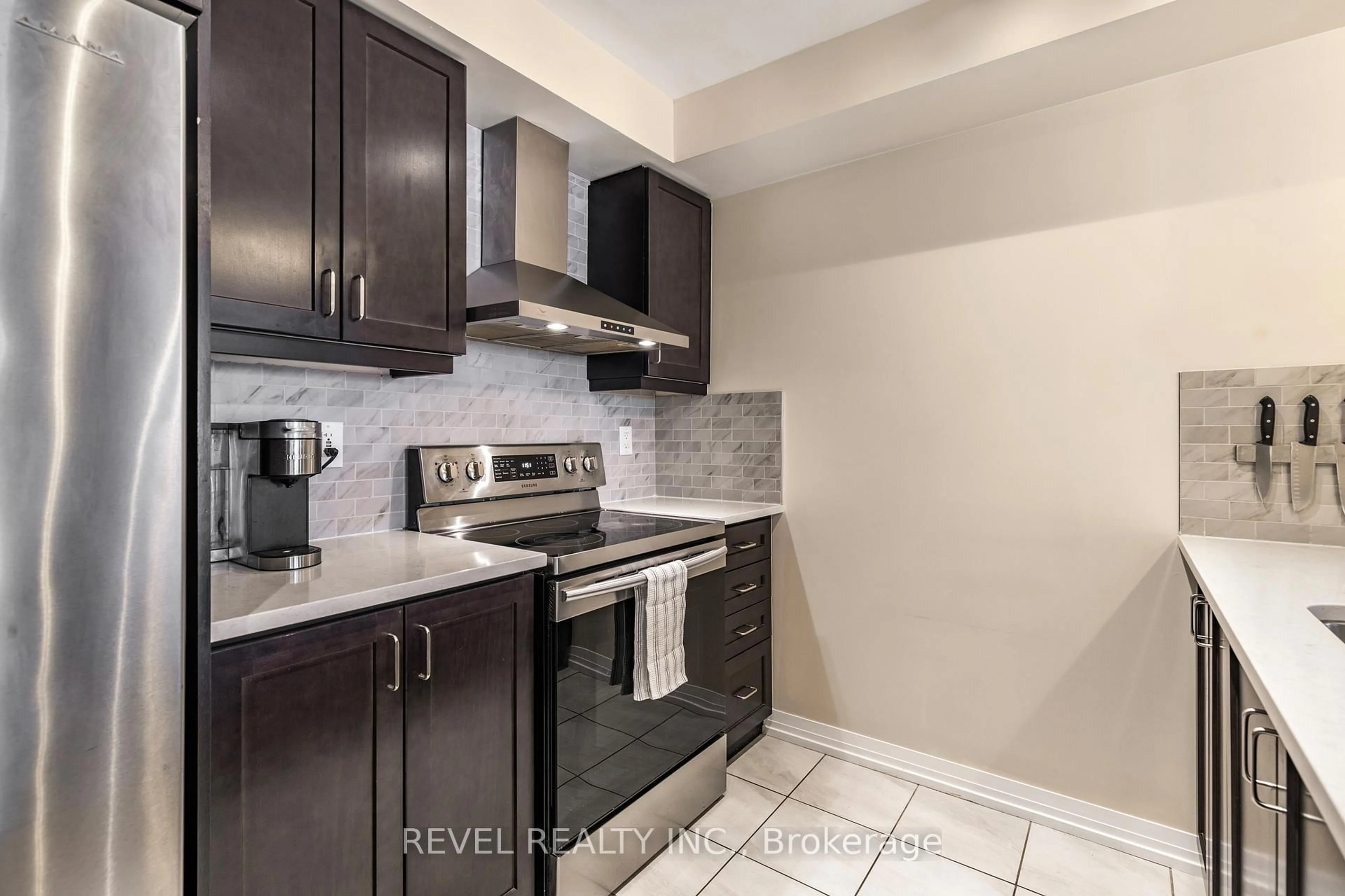 Standard kitchen, ceramic/tile floor for 504 Buckeye Crt, Milton Ontario L9T 7E7