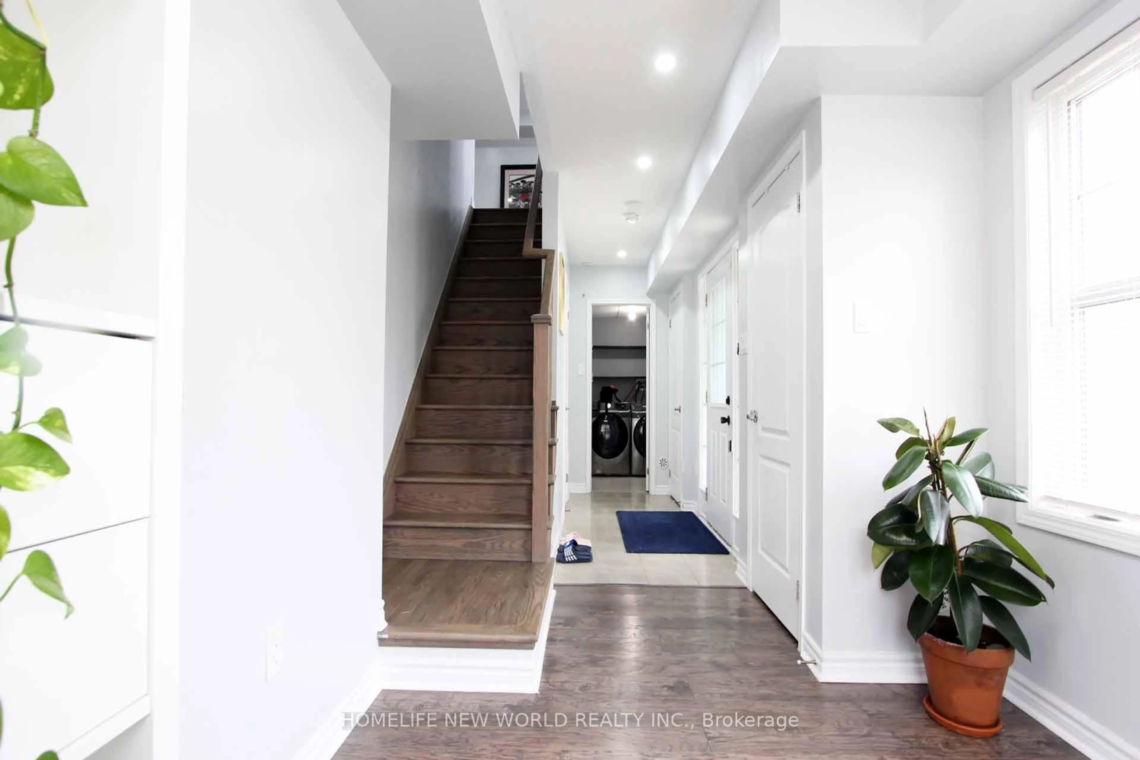 Indoor entryway for 1593 Leblanc Crt, Milton Ontario L9E 0A3
