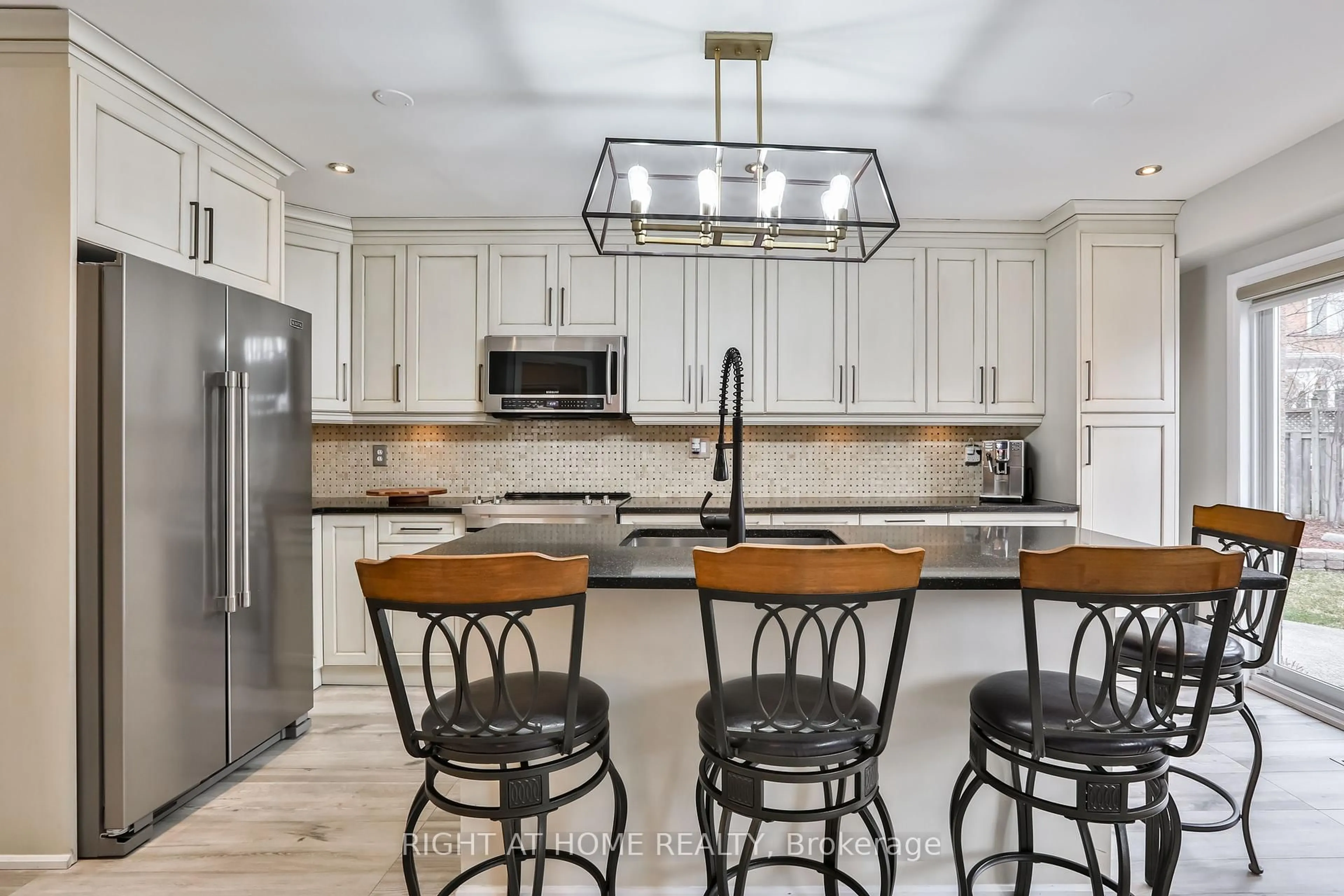 Open concept kitchen, ceramic/tile floor for 25 Rockford Ru, Brampton Ontario L6Y 5A5