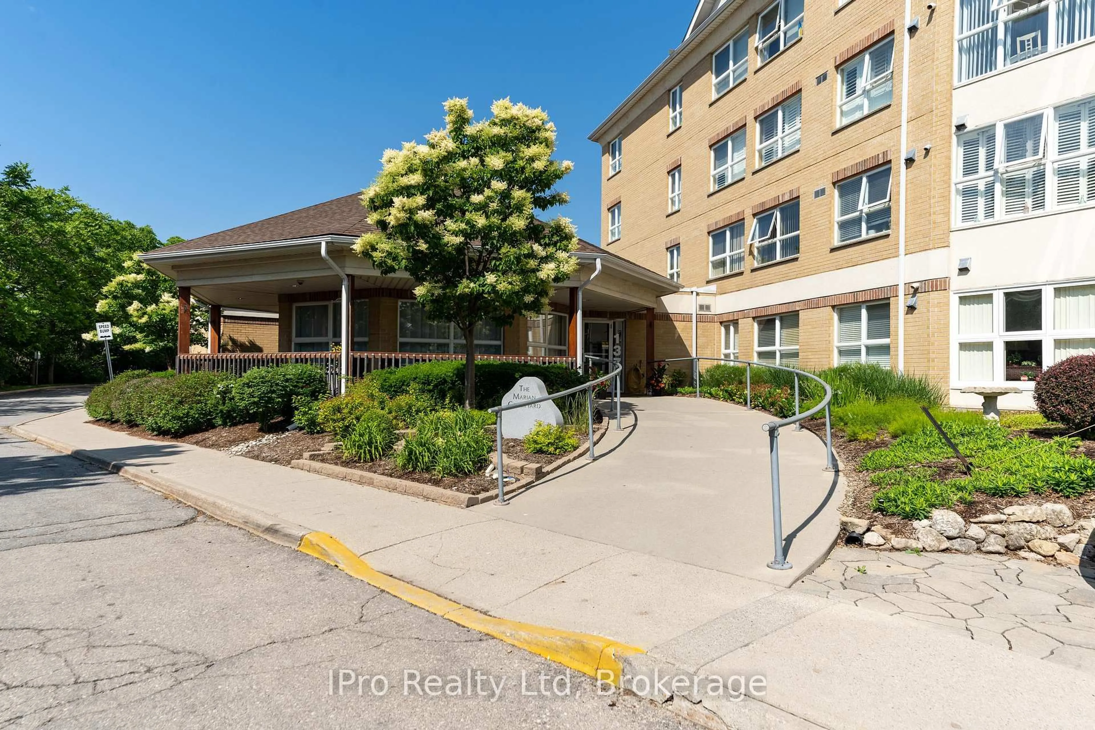 Patio, building for 137 Martin St #403, Milton Ontario L9T 5H4