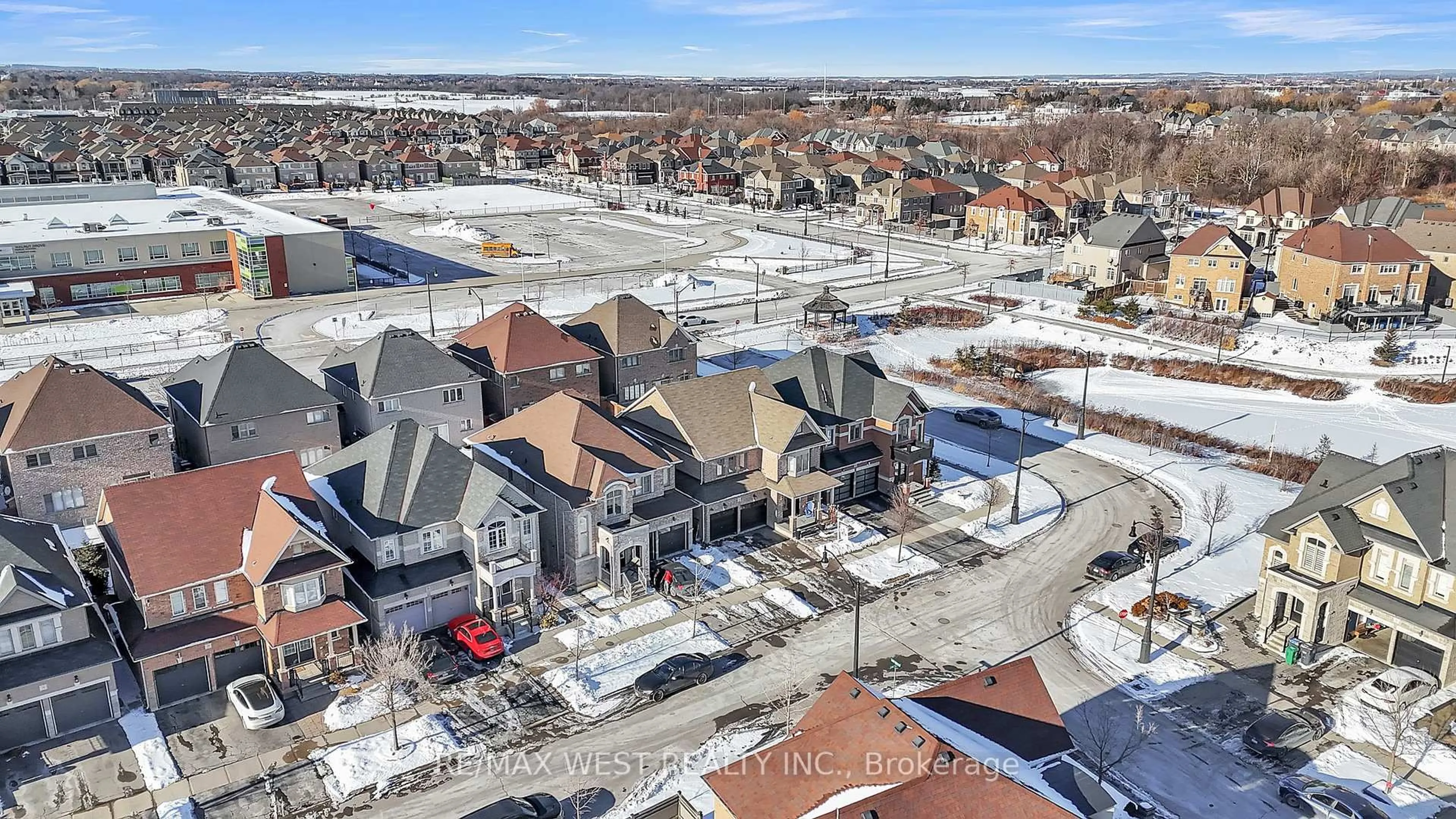 A pic from outside/outdoor area/front of a property/back of a property/a pic from drone, street for 84 Lone Rock Circ, Brampton Ontario L6P 0K4