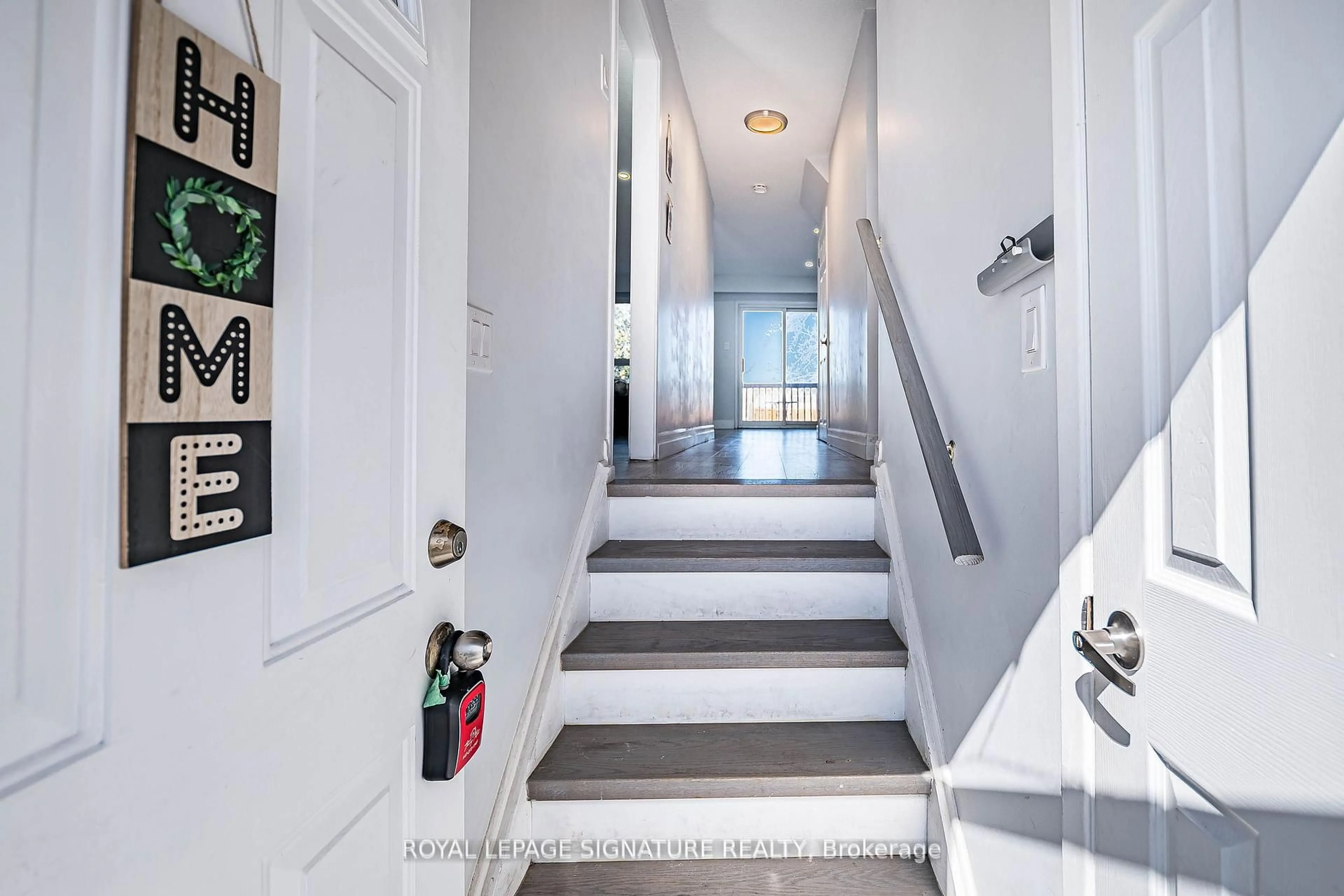 Indoor entryway for 2445 Homelands Ave #47, Mississauga Ontario L5K 2C6