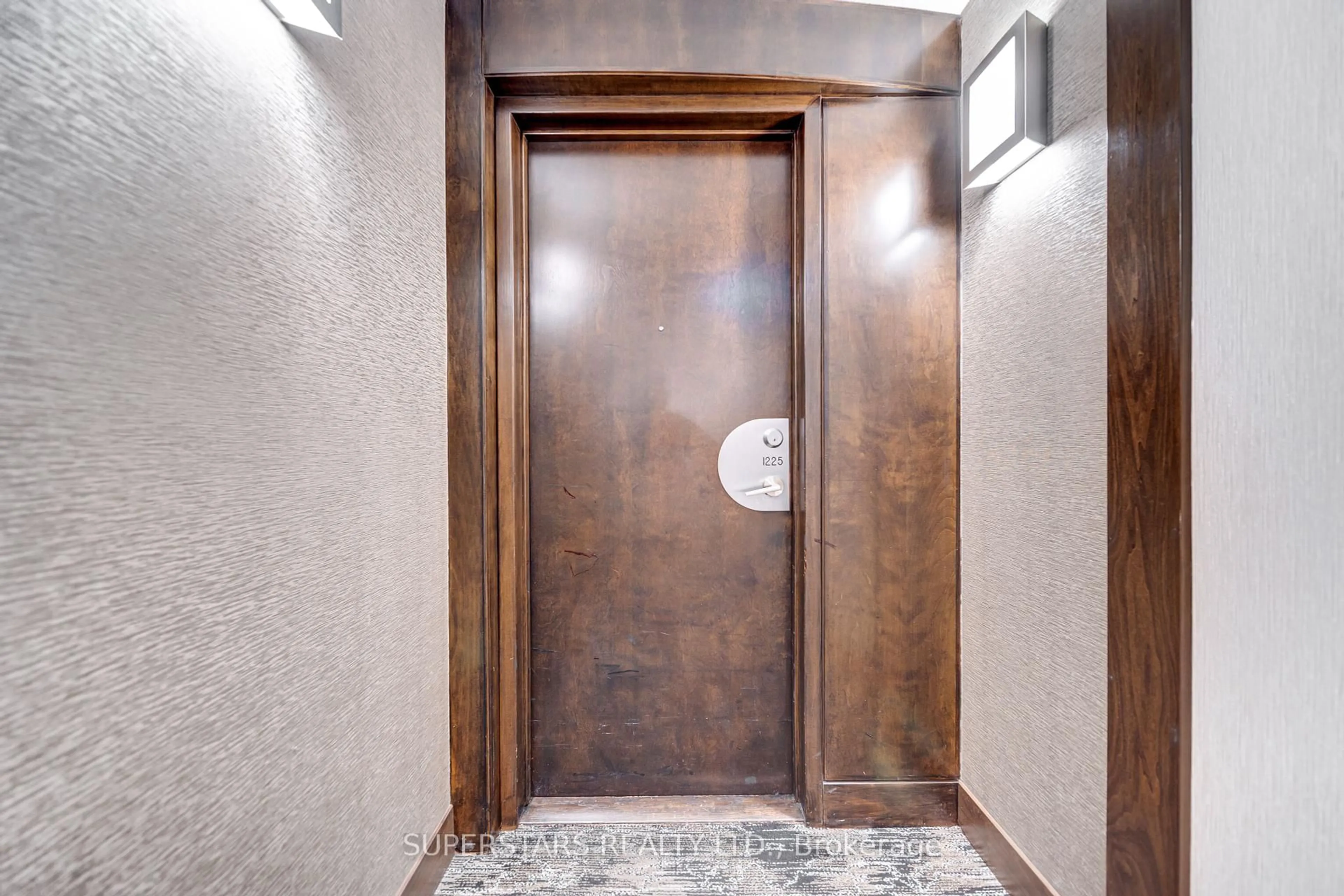 Indoor foyer for 3888 Duke Of York Blvd #1225, Mississauga Ontario L5B 4P5