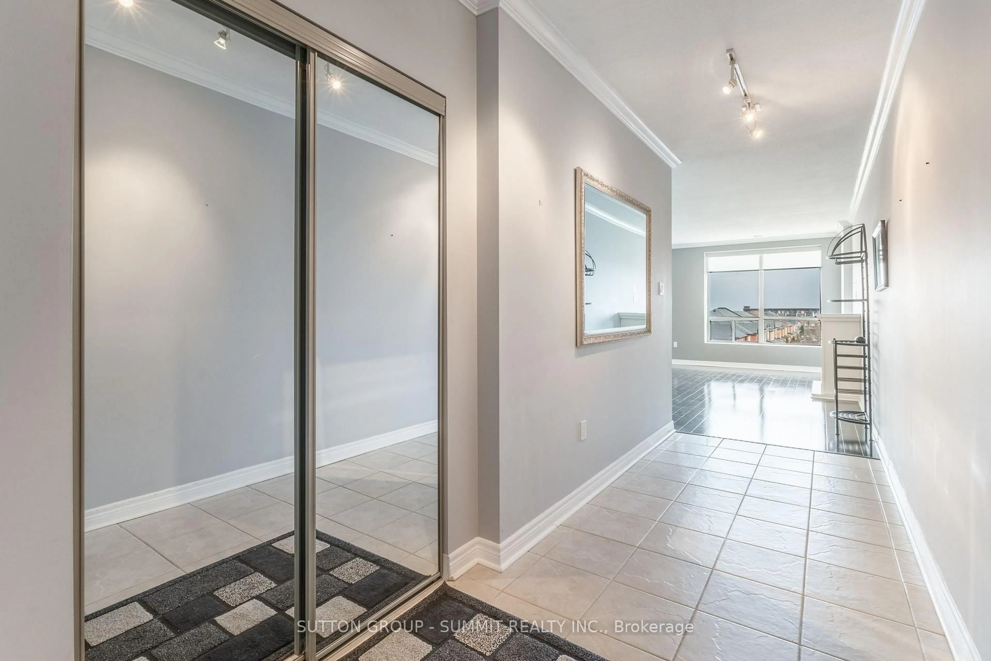 Indoor foyer for 1998 Ironstone Dr #301, Burlington Ontario L7L 7P7