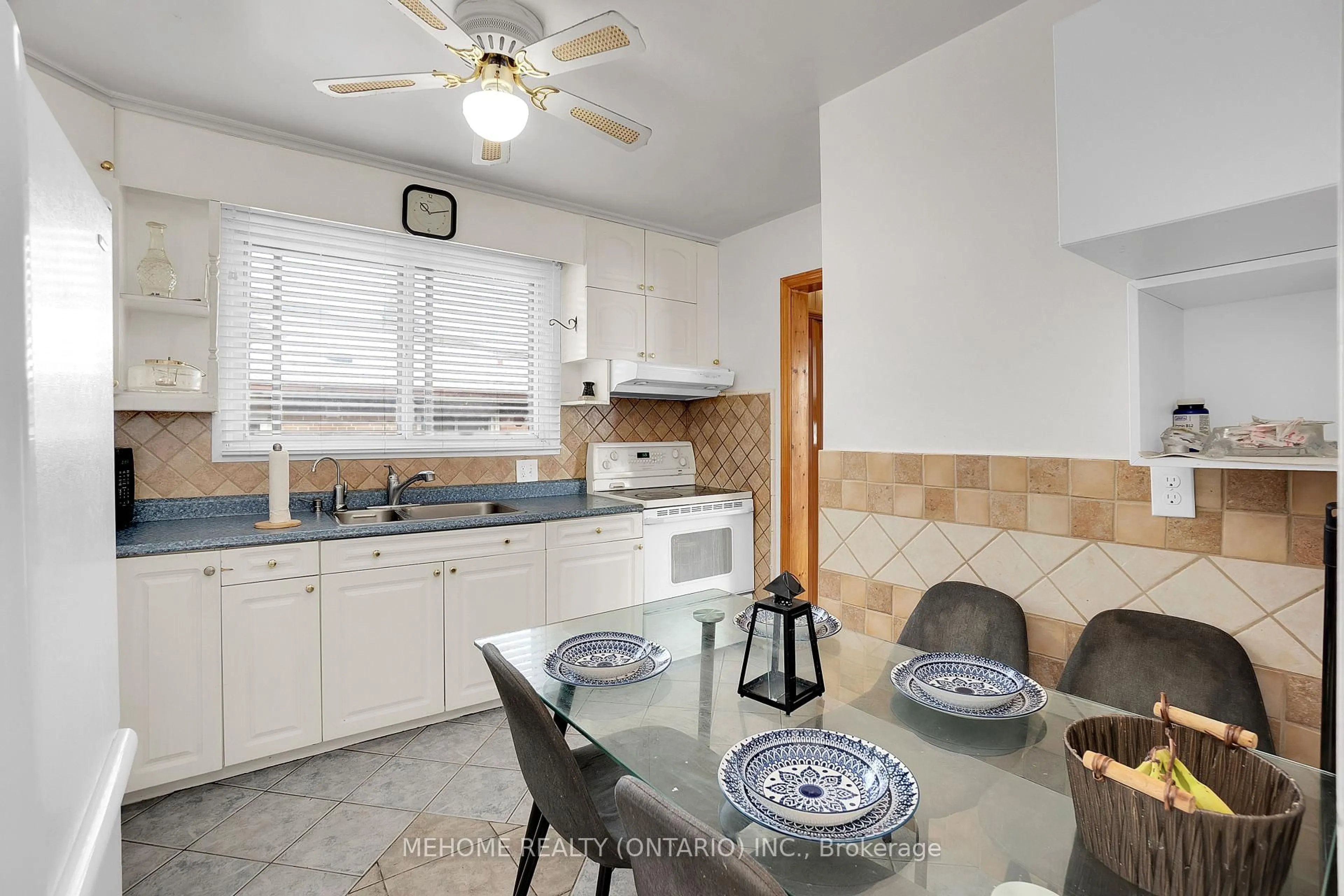 Standard kitchen, ceramic/tile floor for 1508 Sandgate Cres, Mississauga Ontario L5J 2E5