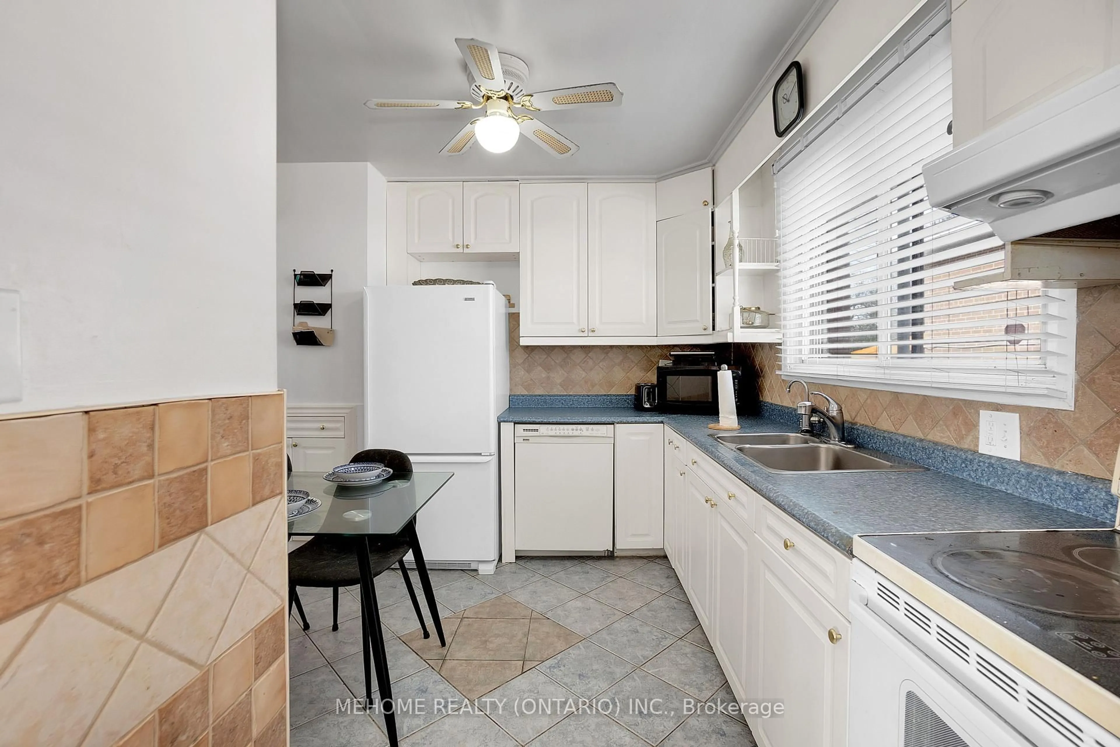 Standard kitchen, ceramic/tile floor for 1508 Sandgate Cres, Mississauga Ontario L5J 2E5