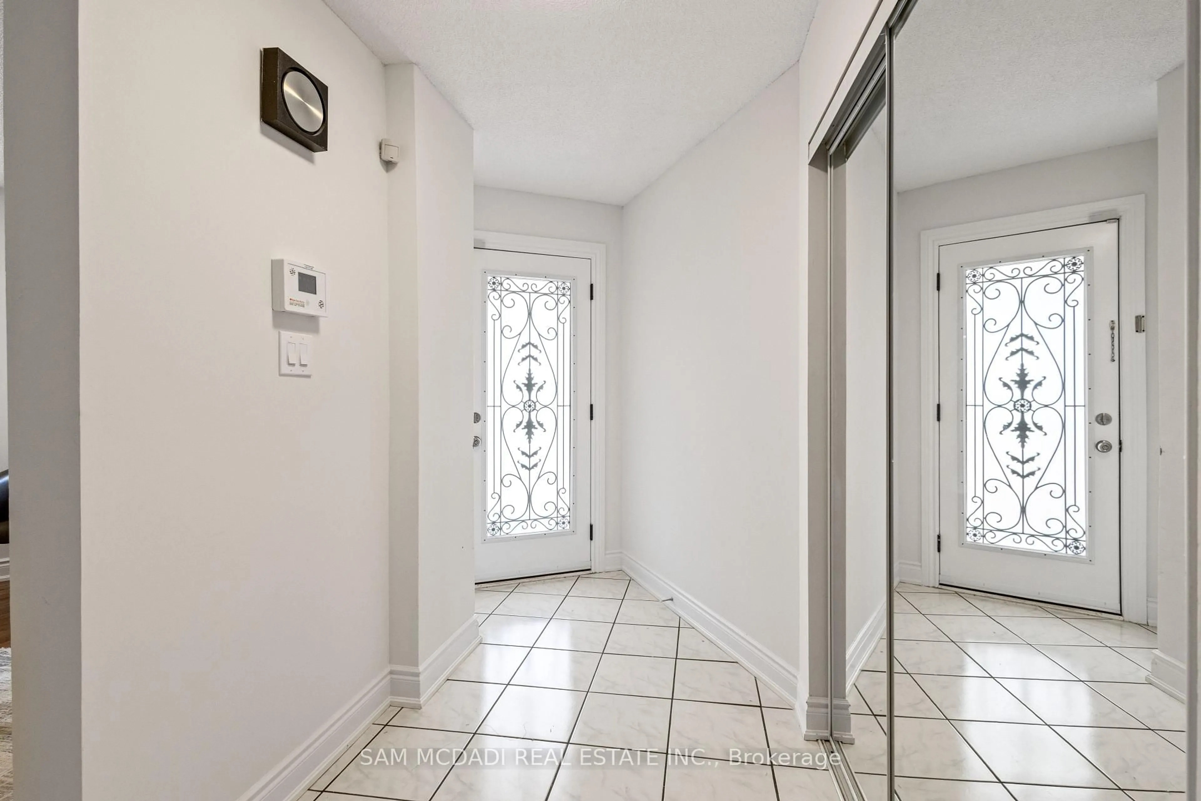 Indoor entryway for 5549 Shorecrest Cres, Mississauga Ontario L5M 3V2