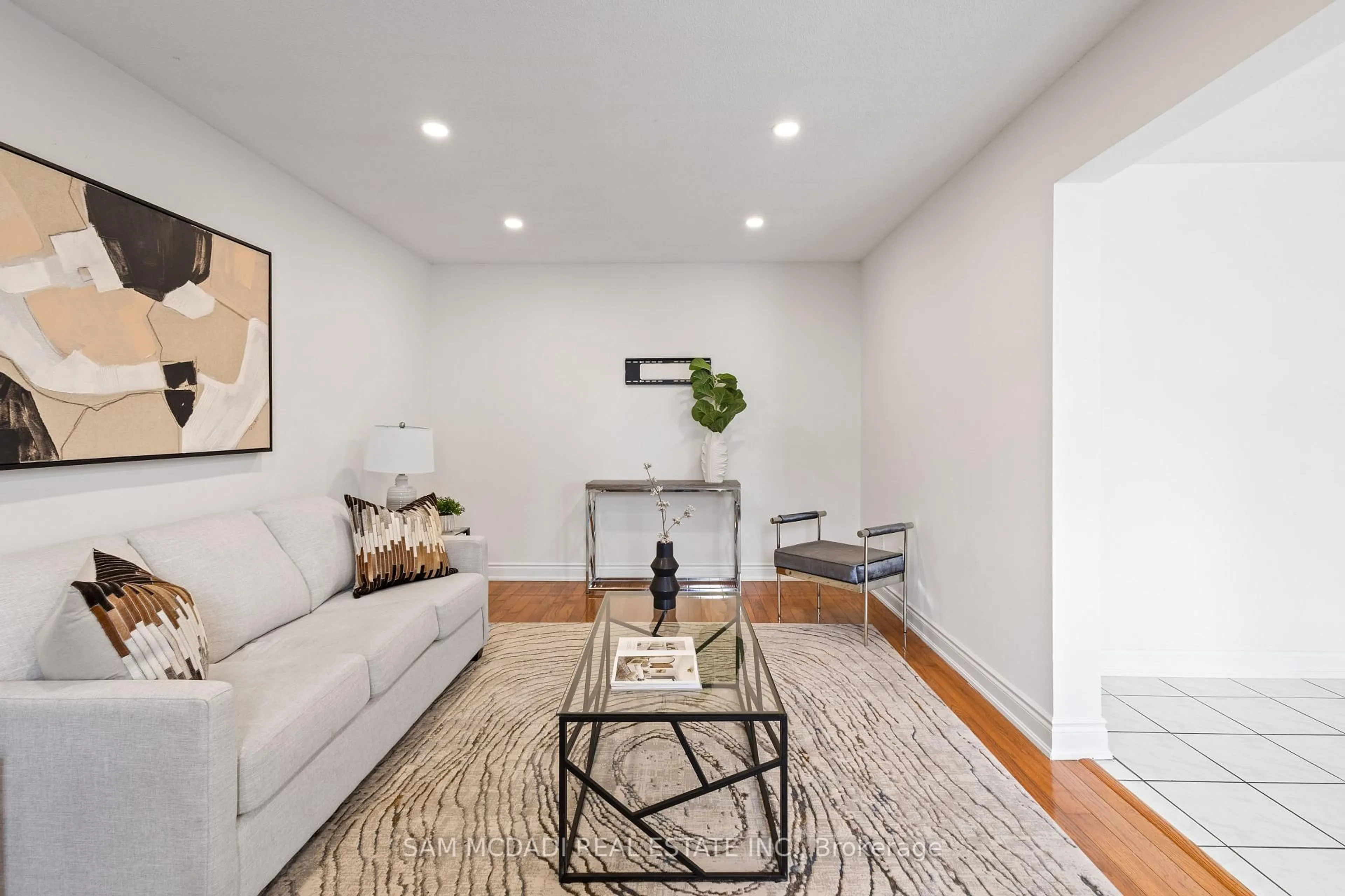 Living room with furniture, unknown for 5549 Shorecrest Cres, Mississauga Ontario L5M 3V2