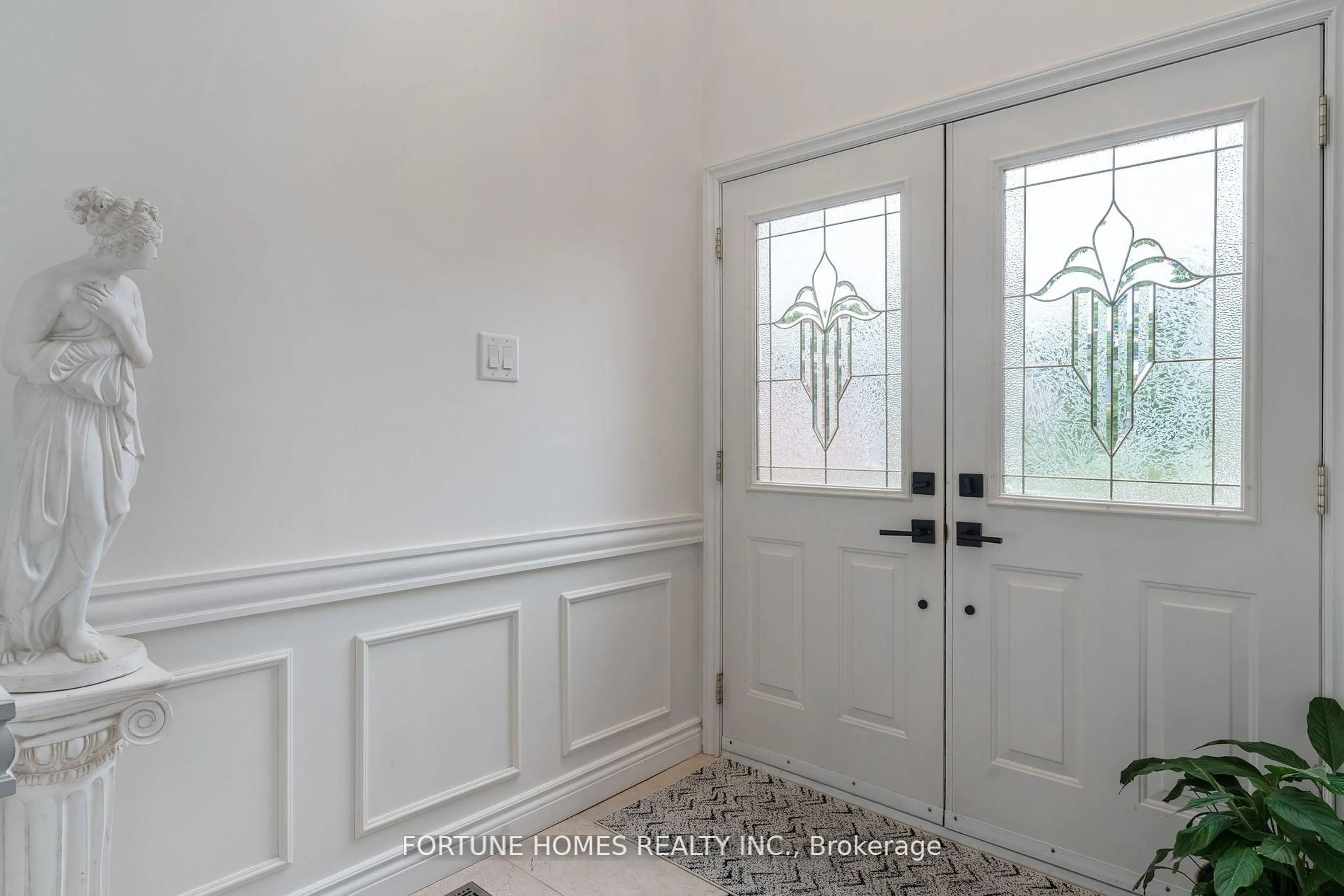 Indoor entryway for 14 Shadywood Rd, Brampton Ontario L6Z 4M6